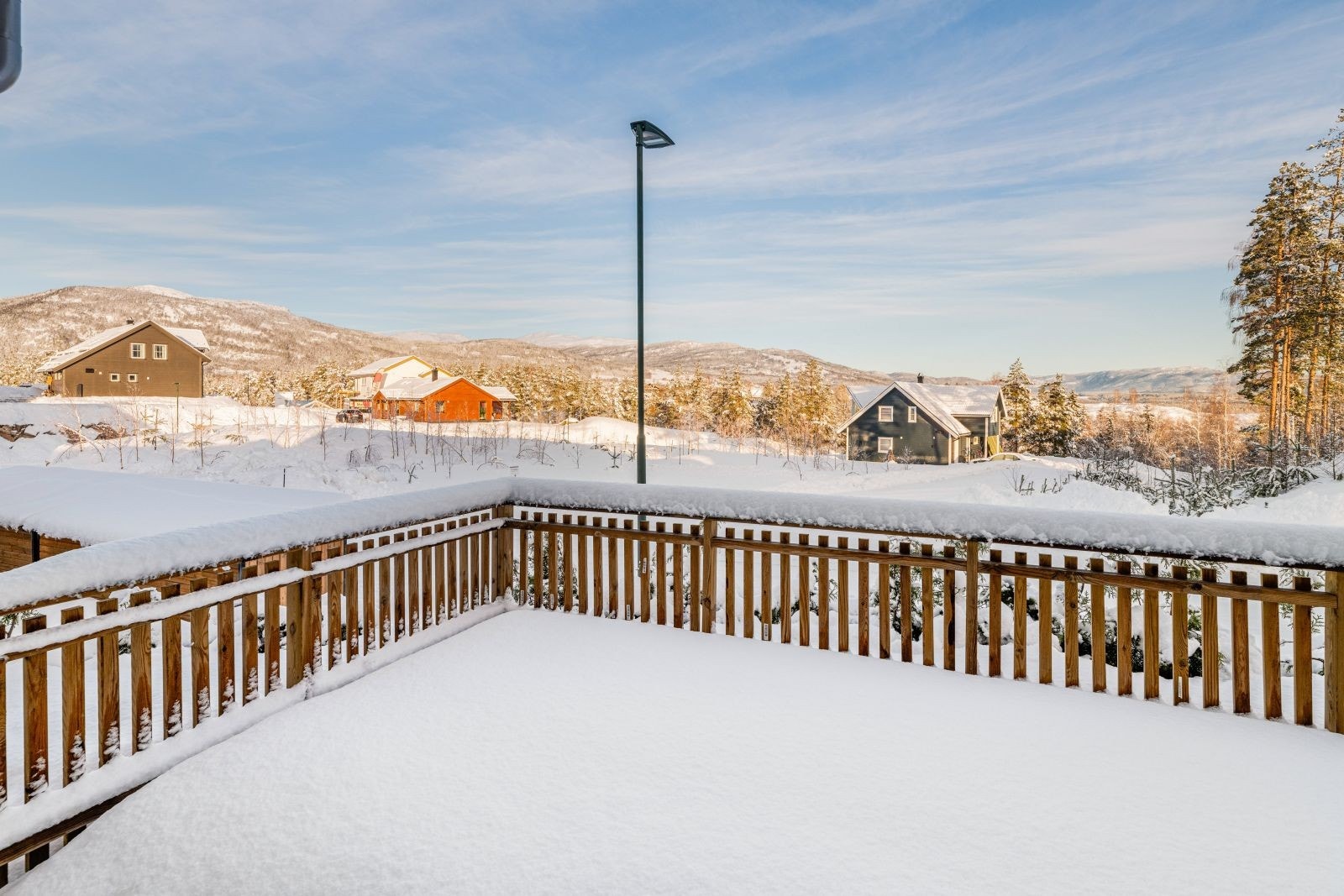Fra kjøkken er det utgang til en romslig terrasse med plass til flere møbelgrupper. Galleribilde