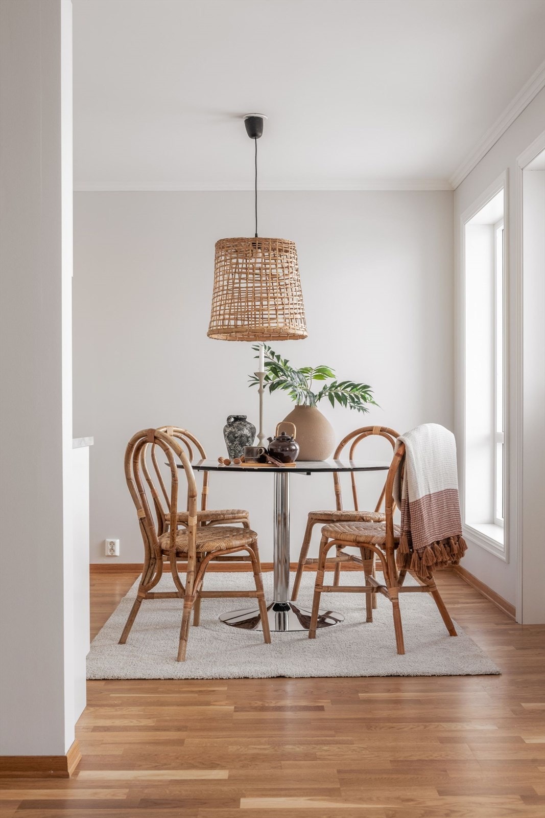 Kjøkkenet har en hyggelig spiseplass, og det er herfra utgang til en romslig terrasse med plass til flere møbelgrupper. Galleribilde