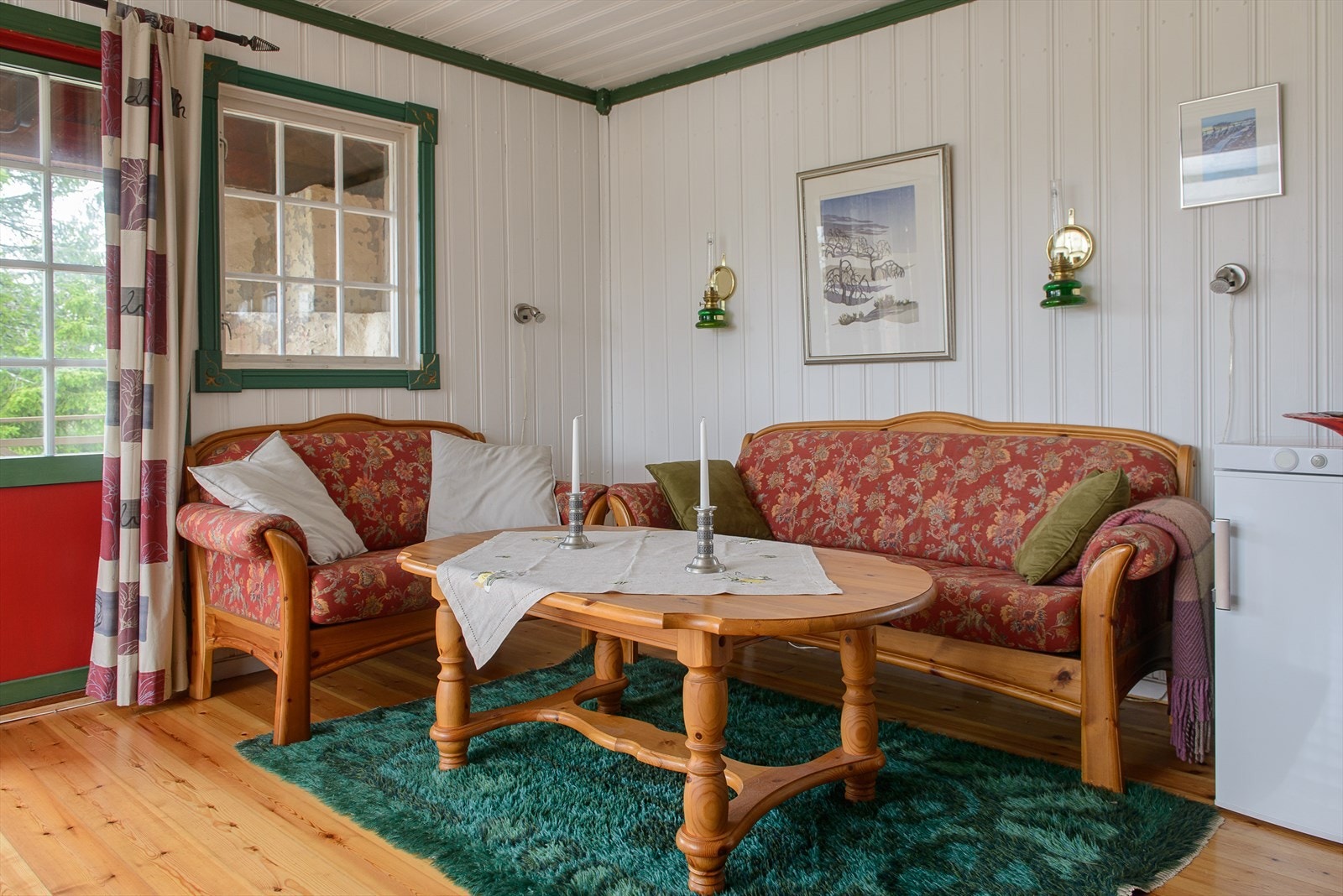 Det er dør ut til terrassen fra stua. Galleribilde