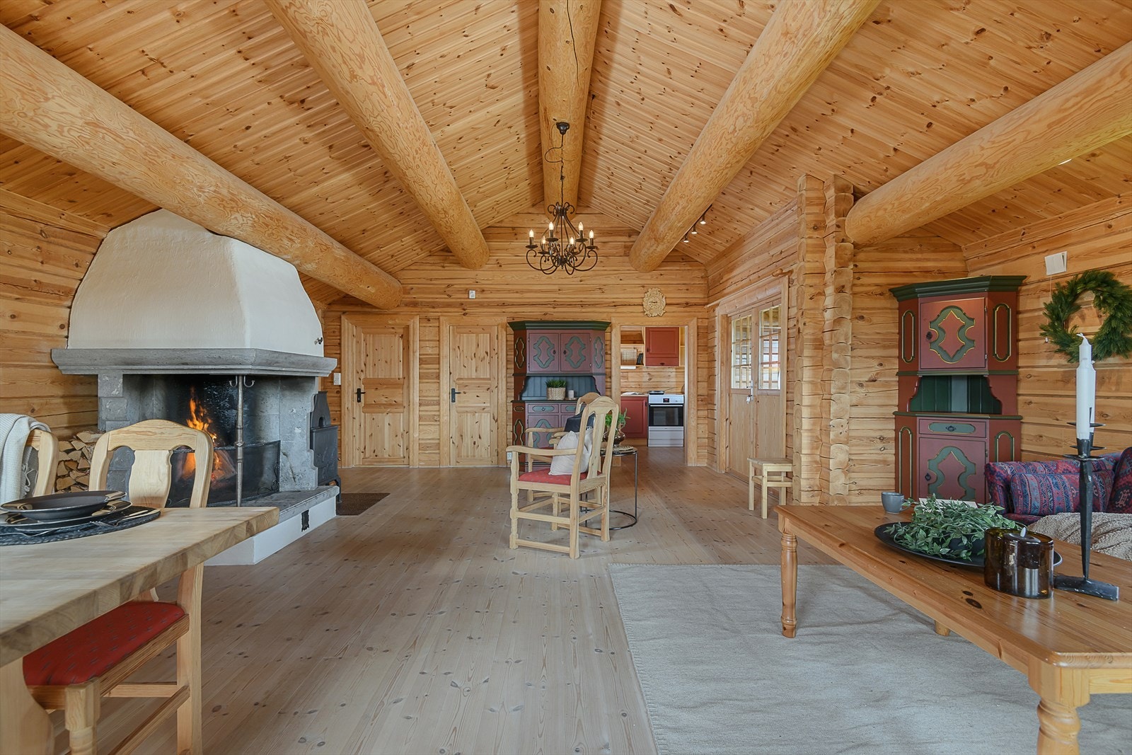Det er gode møbleringsmuligheter i oppholdsrommet og god plass til både langbord og salong. Galleribilde