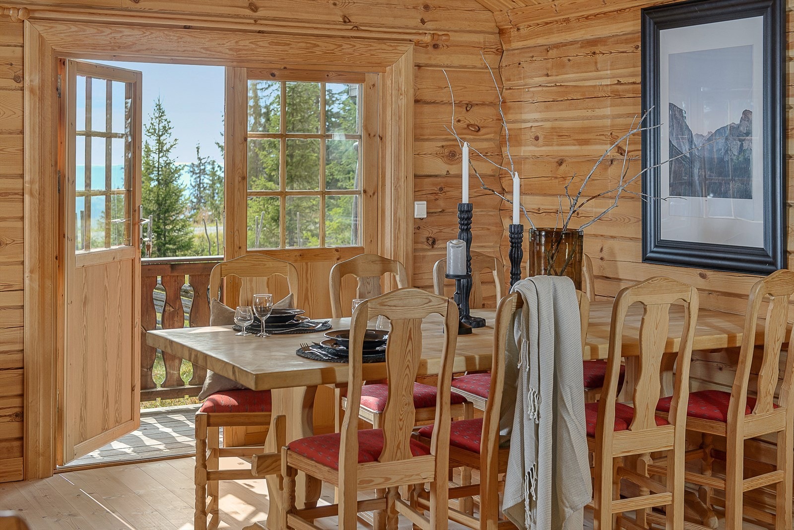 Det er hyggelig å samles rundt langbordet til felles måltider når en er på hytta. Utgang ved spisestua til terrassen. Galleribilde