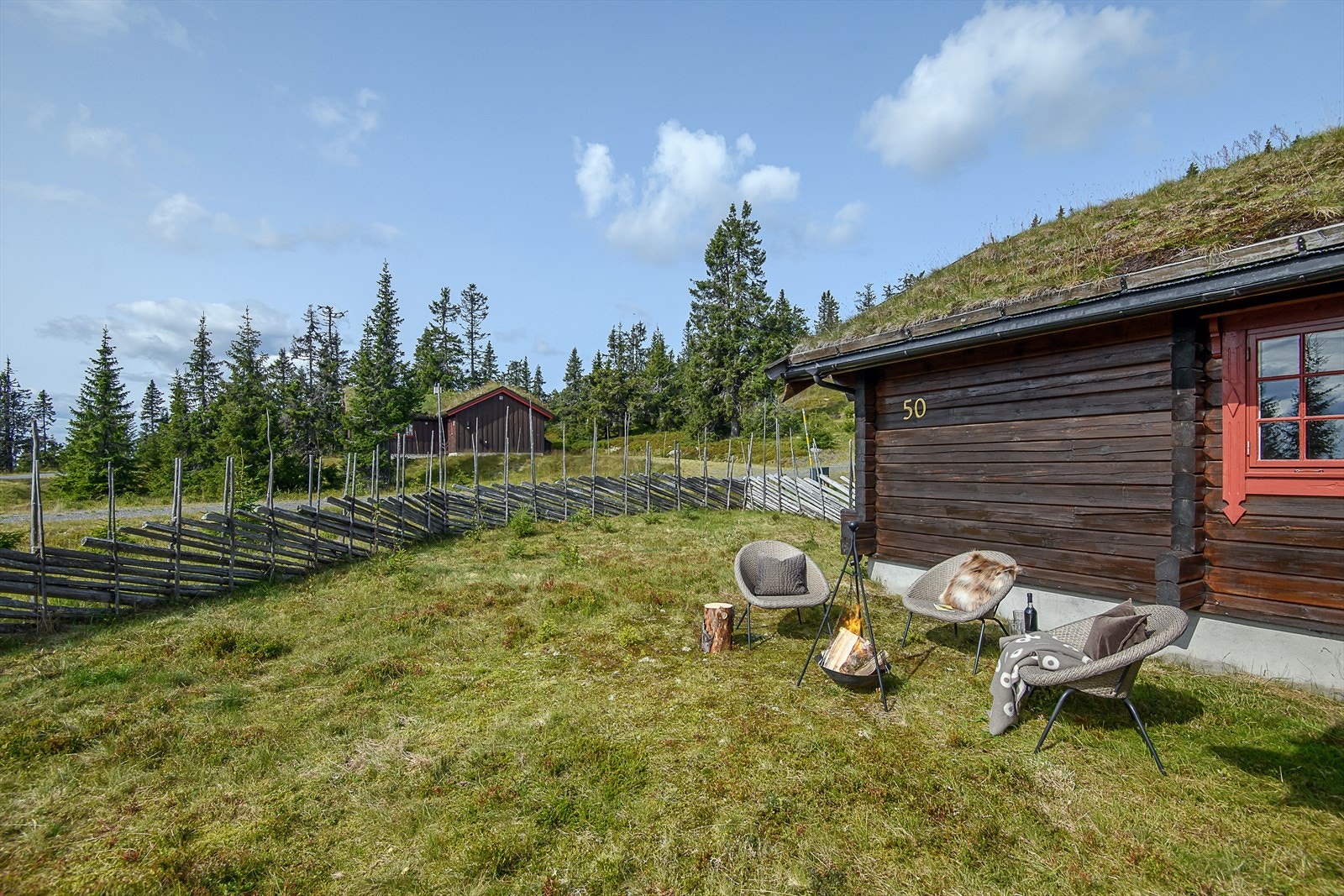 Hytta har en stor, og delvis inngjerdet tomt. Dette gir et fint innrammet tun med herlig boltreplass for barn. Galleribilde