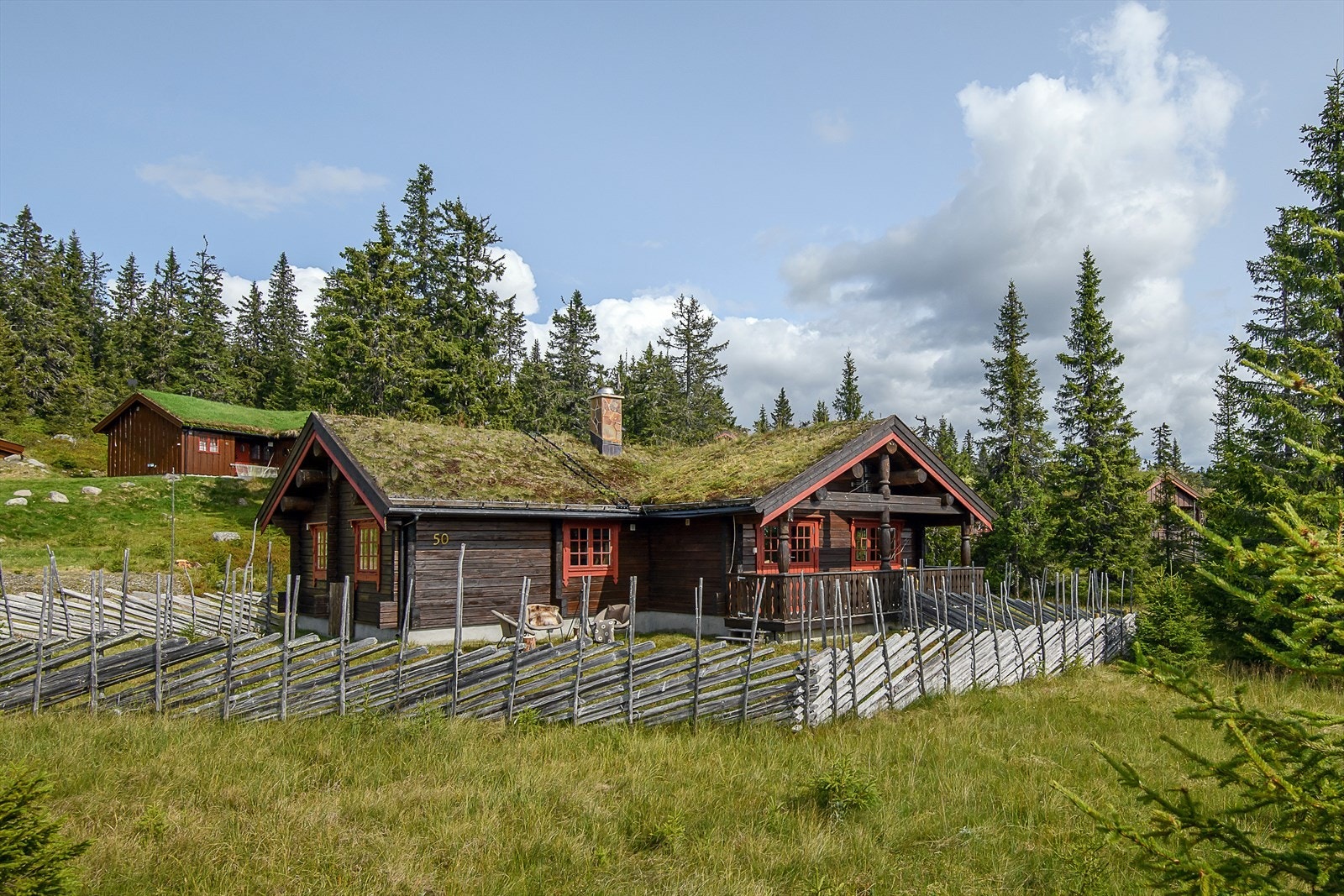 Flott, laftet hytte på stor, eiet tomt. Eiendommen ligger i populært og veletablert område, midt mellom Sjusjøen og Nordseter. Galleribilde