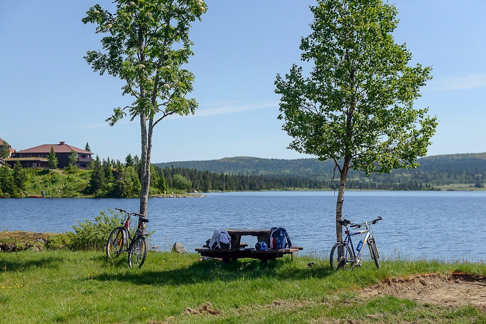 Sommerstid har du et rikholdig tur-og stinett å velge i både i Lillehammerfjellet og på Sjusjøen. Fjellvann for fiske, eller en rast ved Sjusjøvannet, som er avbildet her. Galleribilde