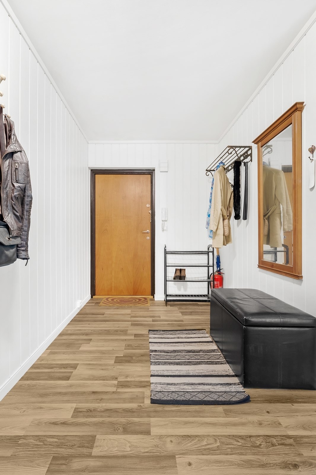 Romslig entré med plass til oppbevaring. Galleribilde