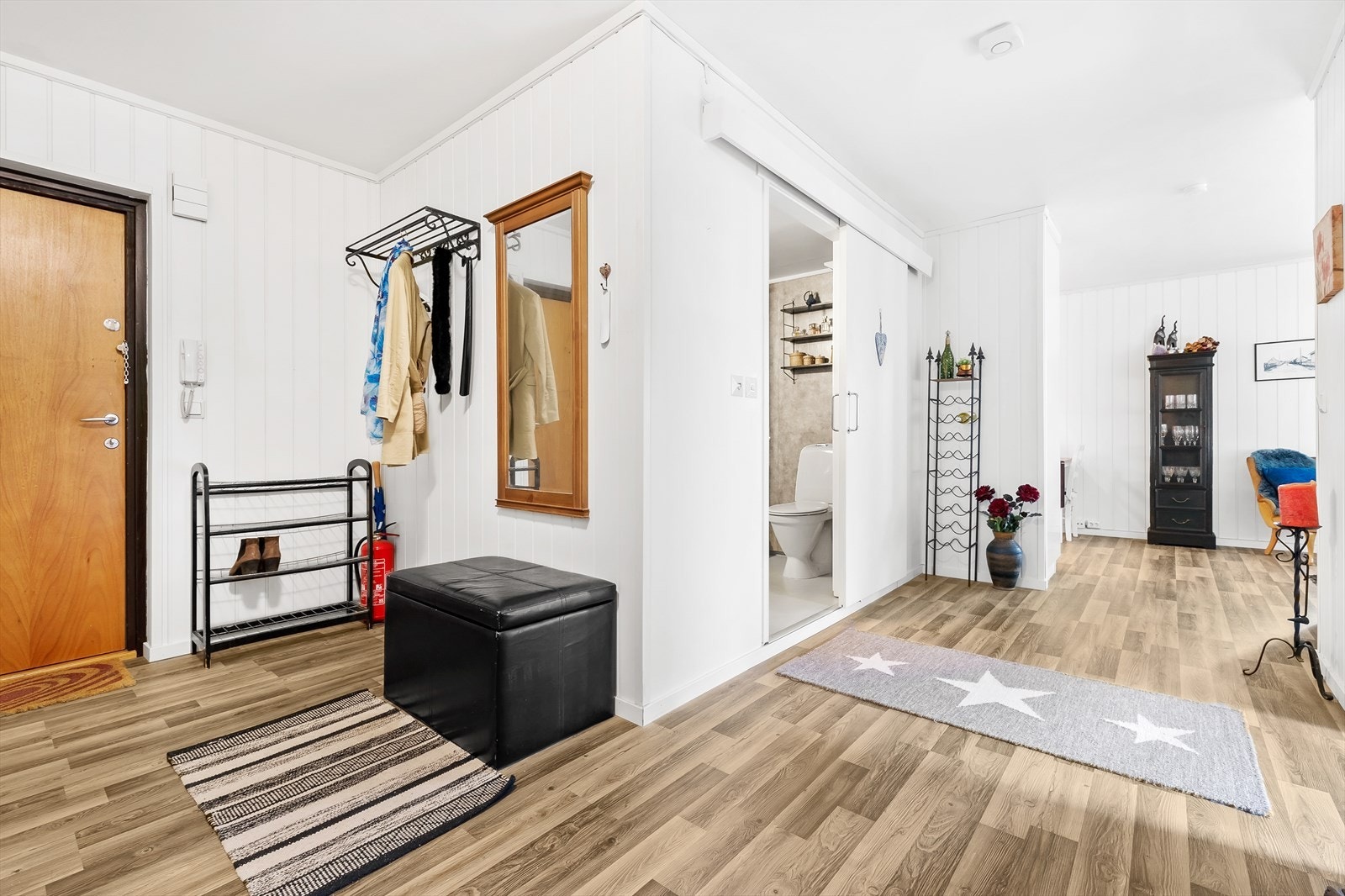 Adkomst til leilighetens bad, soverom og stue fra entré. Galleribilde
