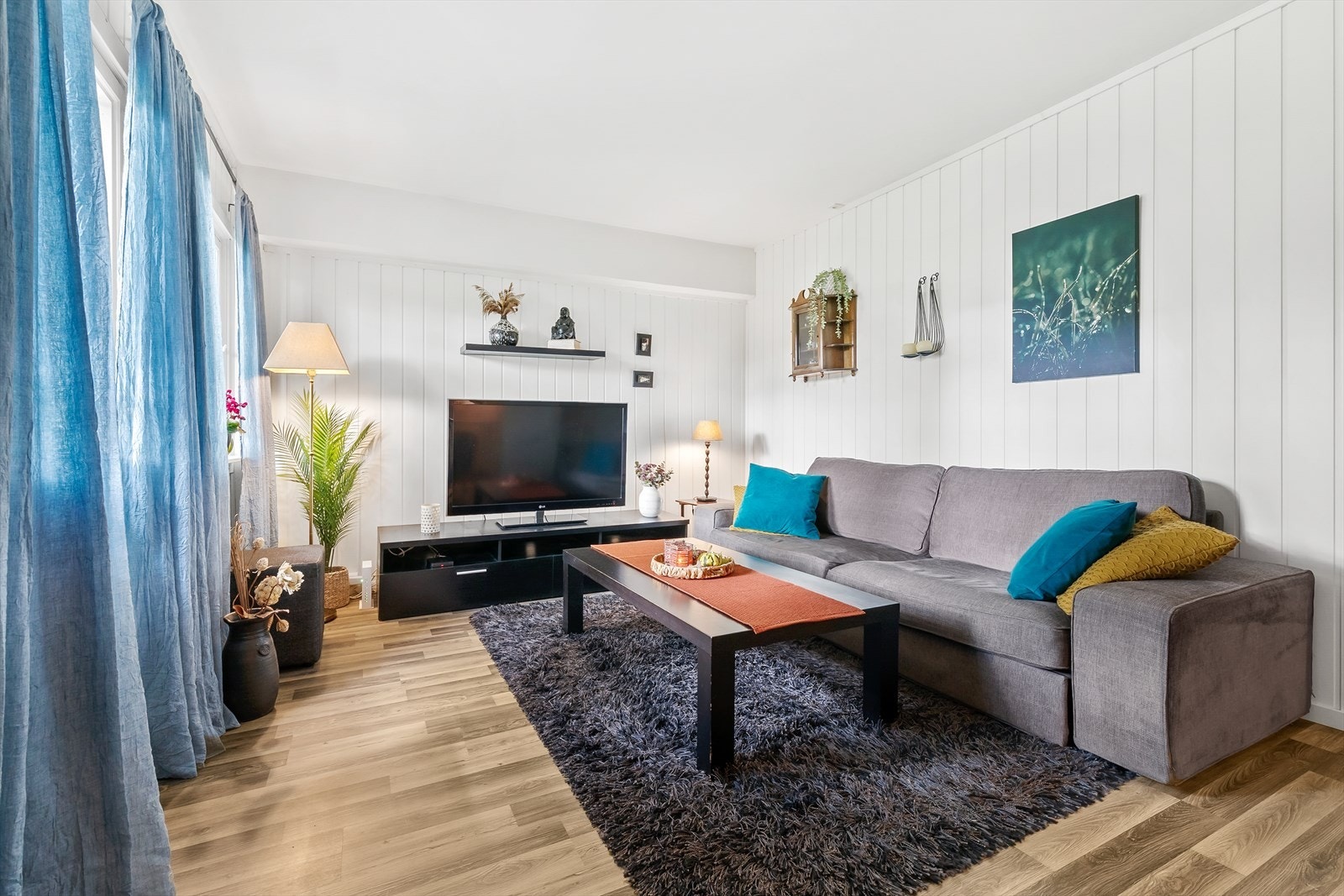 Stue har godt med plass til møblering og ulike muligheter til å sette sitt eget preg på. Galleribilde