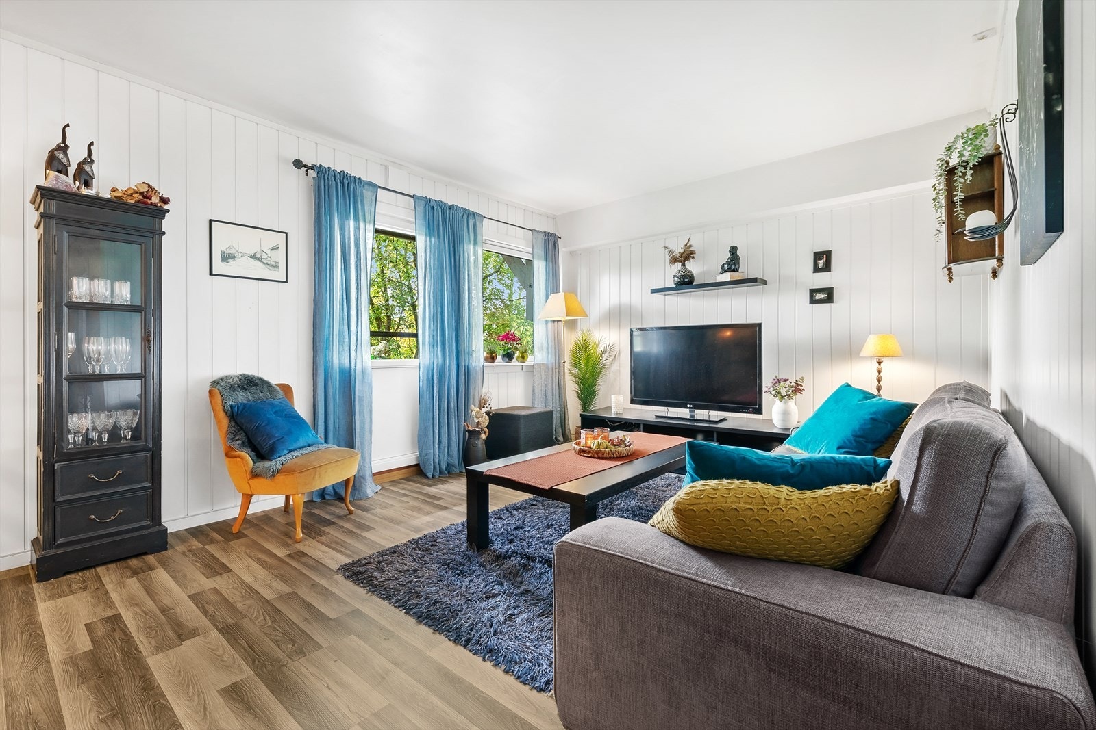Store vindusflater slipper inn rikelig med naturlig lys. Galleribilde