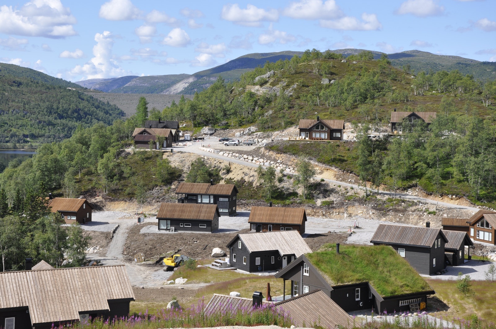 Bilder av bygde hytter på Tverrli Vest. Galleribilde