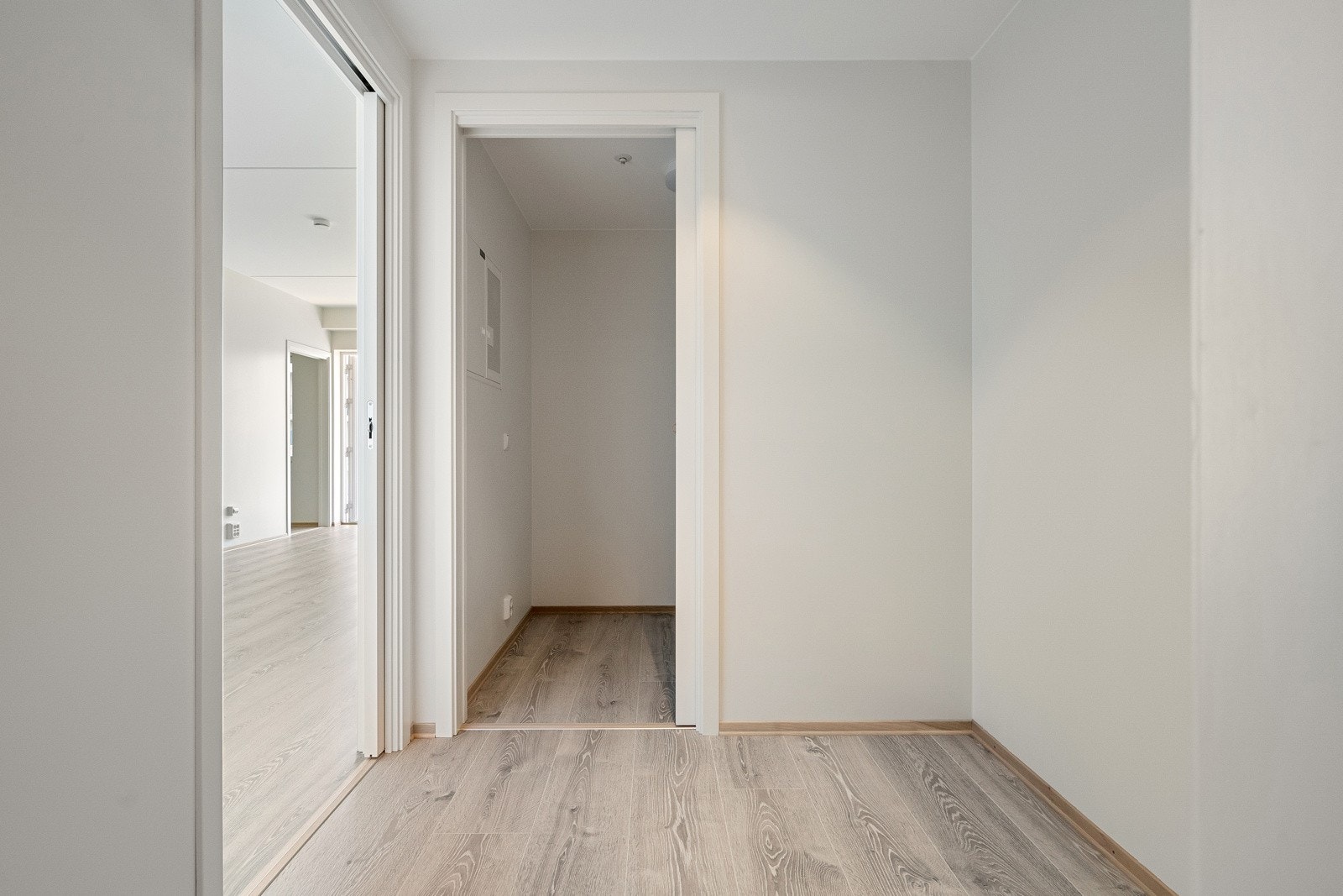 Romslig entrè med god plass for klesoppbevaring. Galleribilde