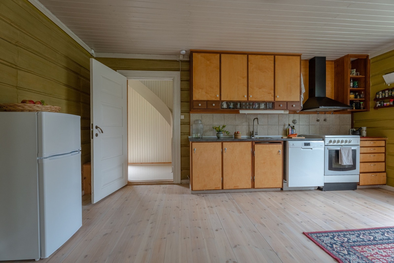 Kjøkkeninnredning med frittstående hvitevarer i 1 etg. Galleribilde