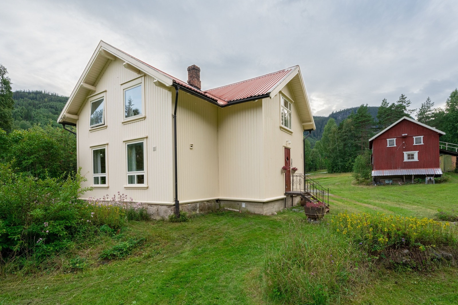 Våningshus og låve Galleribilde