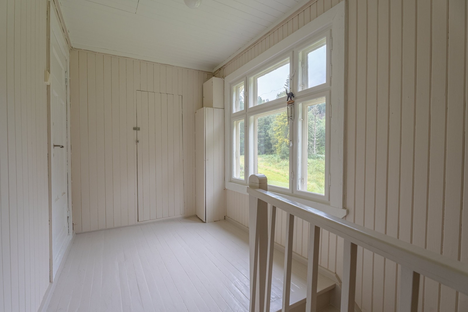 Gang i 2 etg. med vindu og bod Galleribilde
