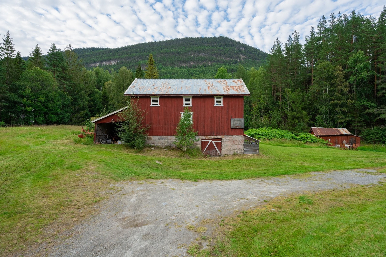 Låven med garasjedel, sett fra innkjørselen. Her er det plass til parkering Galleribilde