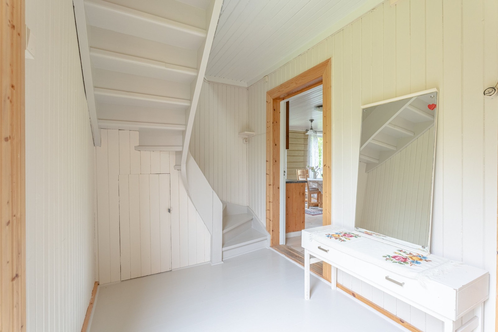Entré med adgang til kjøkken og stue, bad og spiskammer/bod Galleribilde