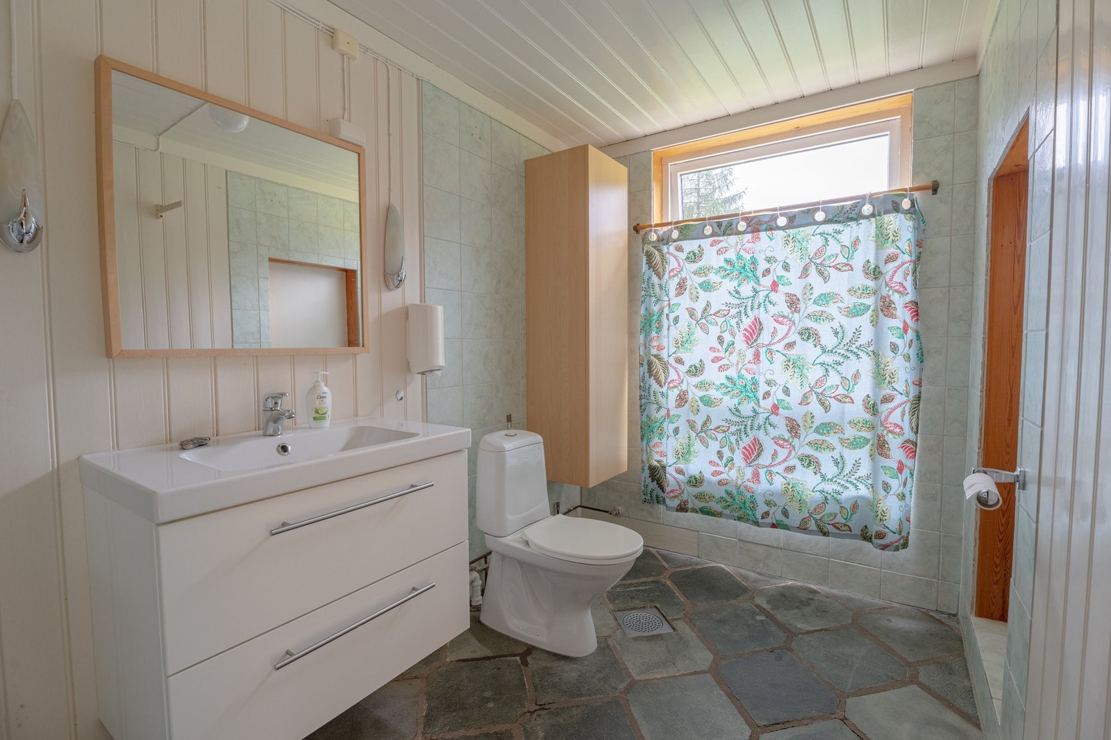Badet har skifergulv med varmekabel Galleribilde