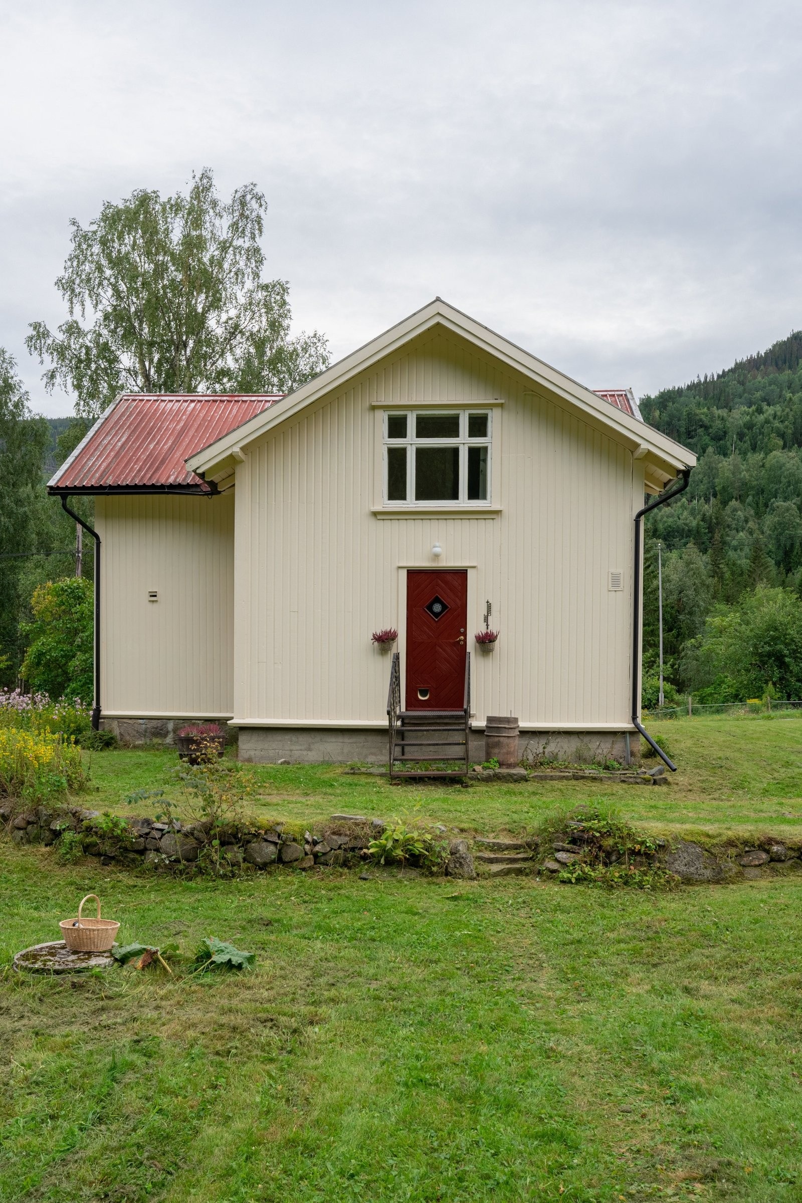 inngang med smijernstrapp på nordsiden av huset Galleribilde