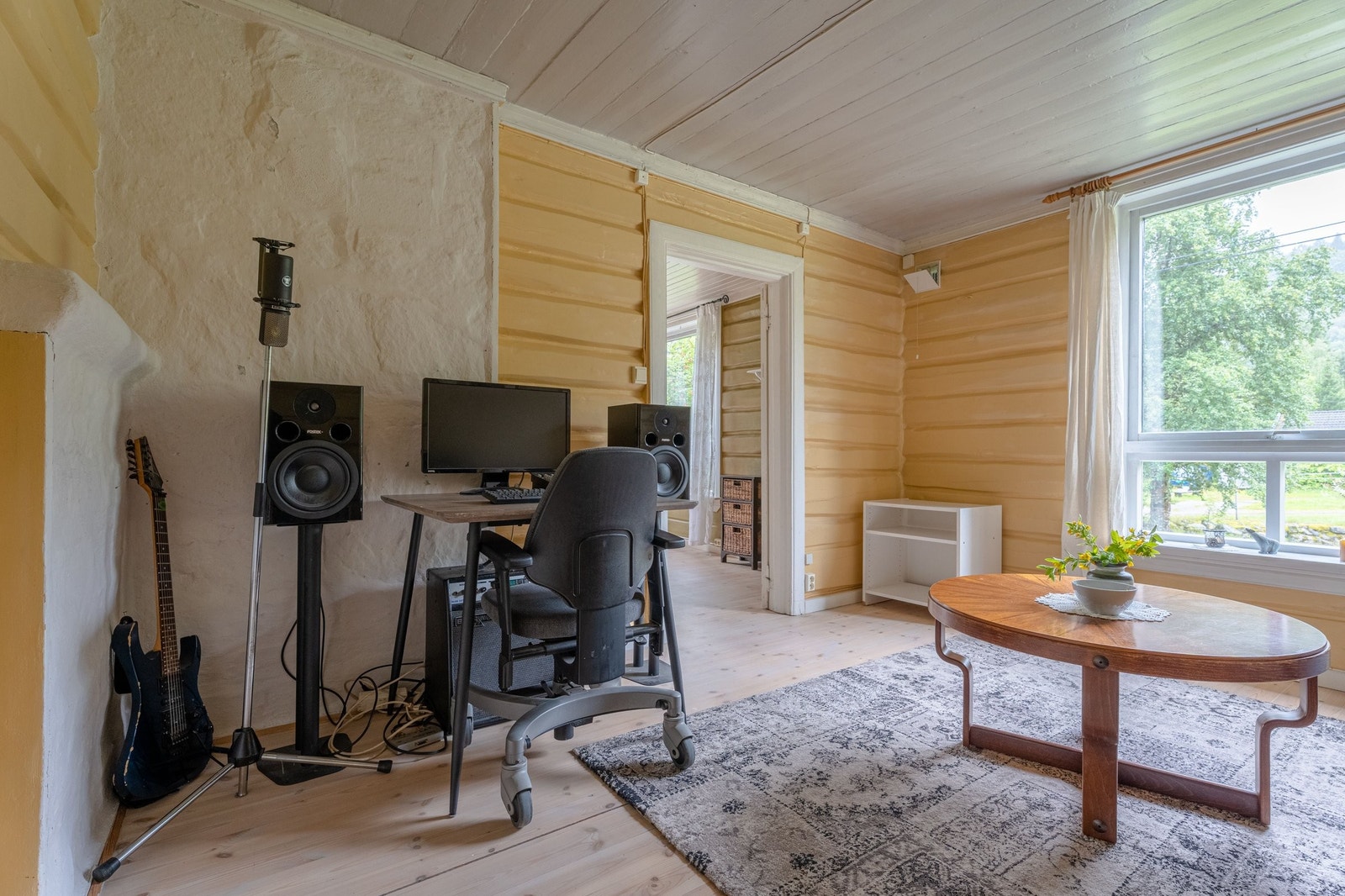 Hjørne i stua med plass til TV Galleribilde