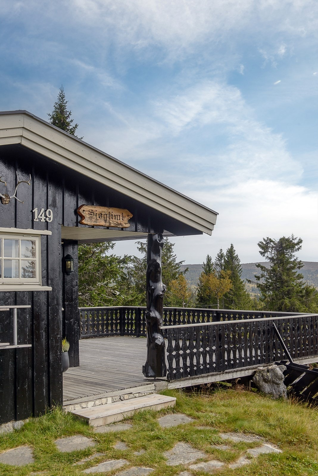 Stor, åpen terrasse i forbindelse med inngangspartiet. Et hyggelig sted å slappe av i fred og ro. Galleribilde