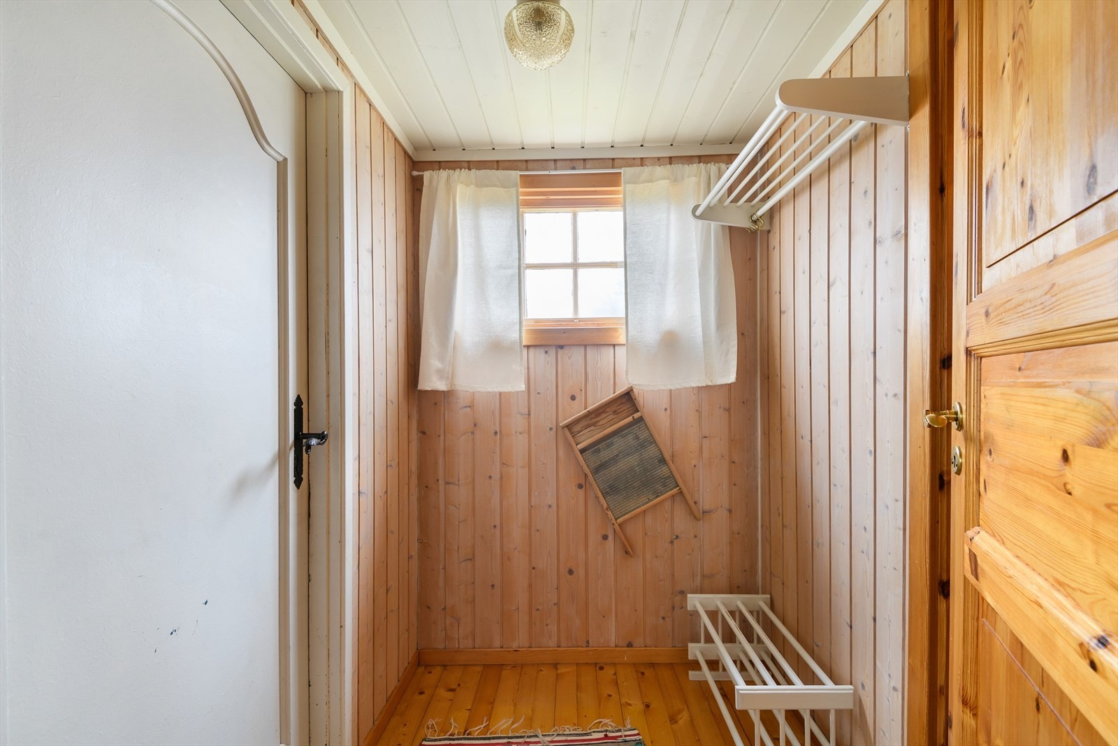 Gang med plass til å henge fra seg yttertøy og utstyr. Galleribilde