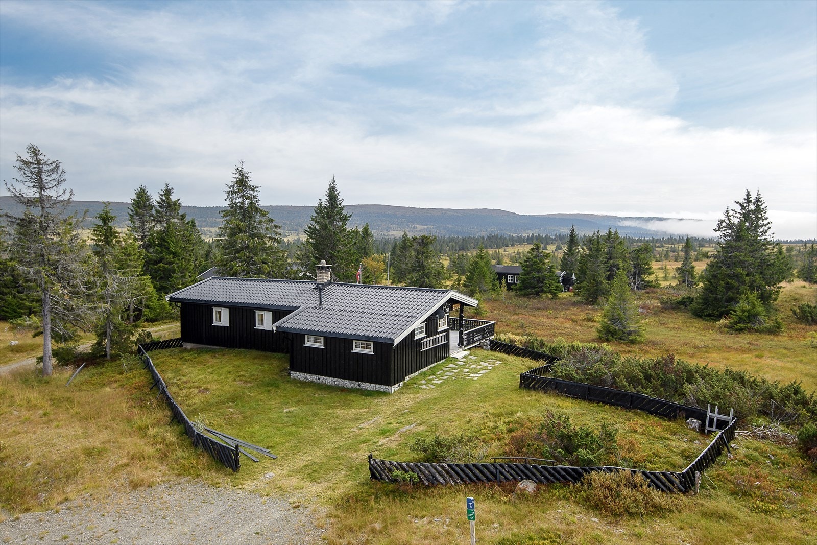 Eiendommen ligger i veletablerte og meget populære omgivelser på Storåsen v/Sjusjøen. Galleribilde