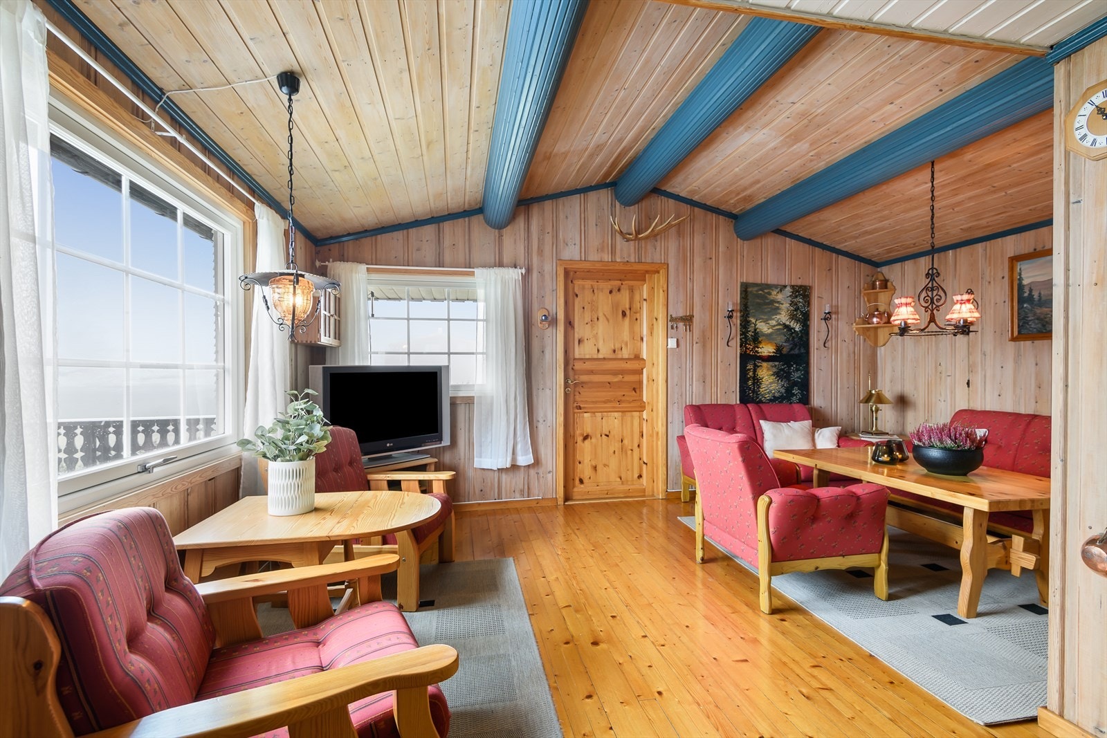 Fint naturlig lys inn i stua gjennom store vindusflater. Galleribilde