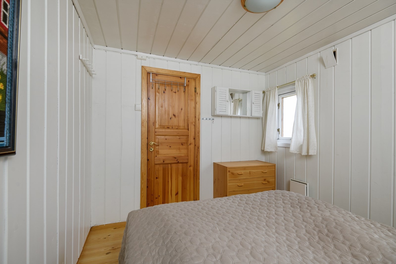 Hovedsoverommet er malt i lyse fargetoner. Galleribilde
