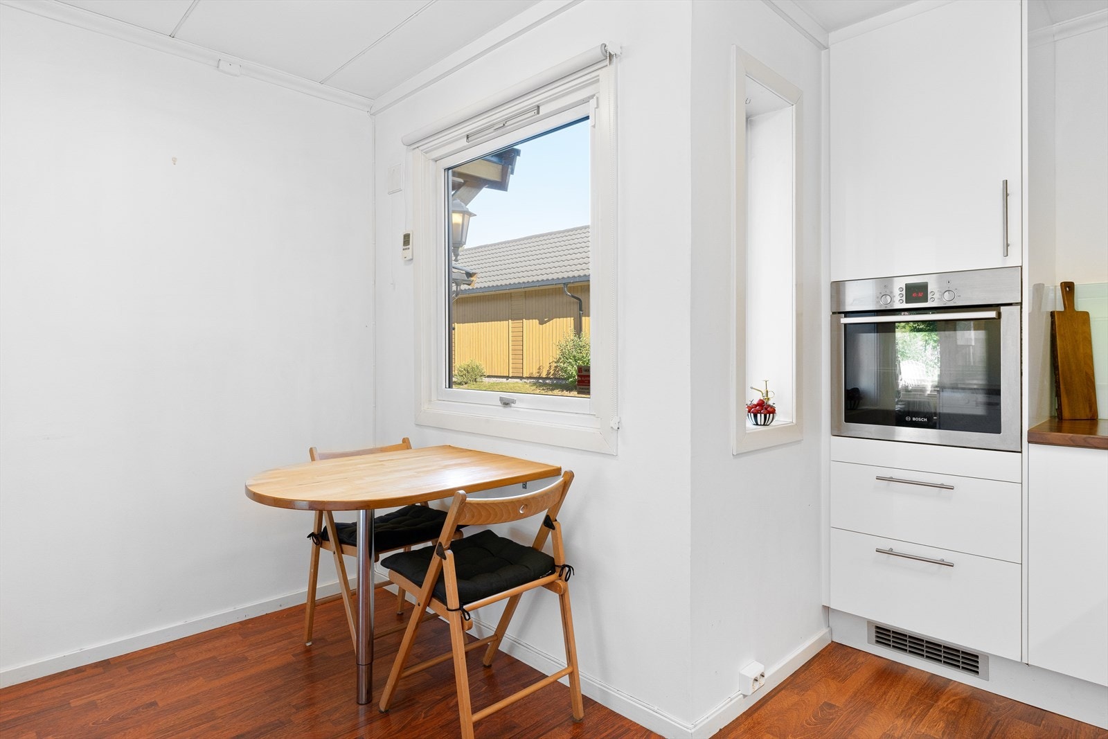 Det er rom for et spisebord på kjøkkenet. Galleribilde