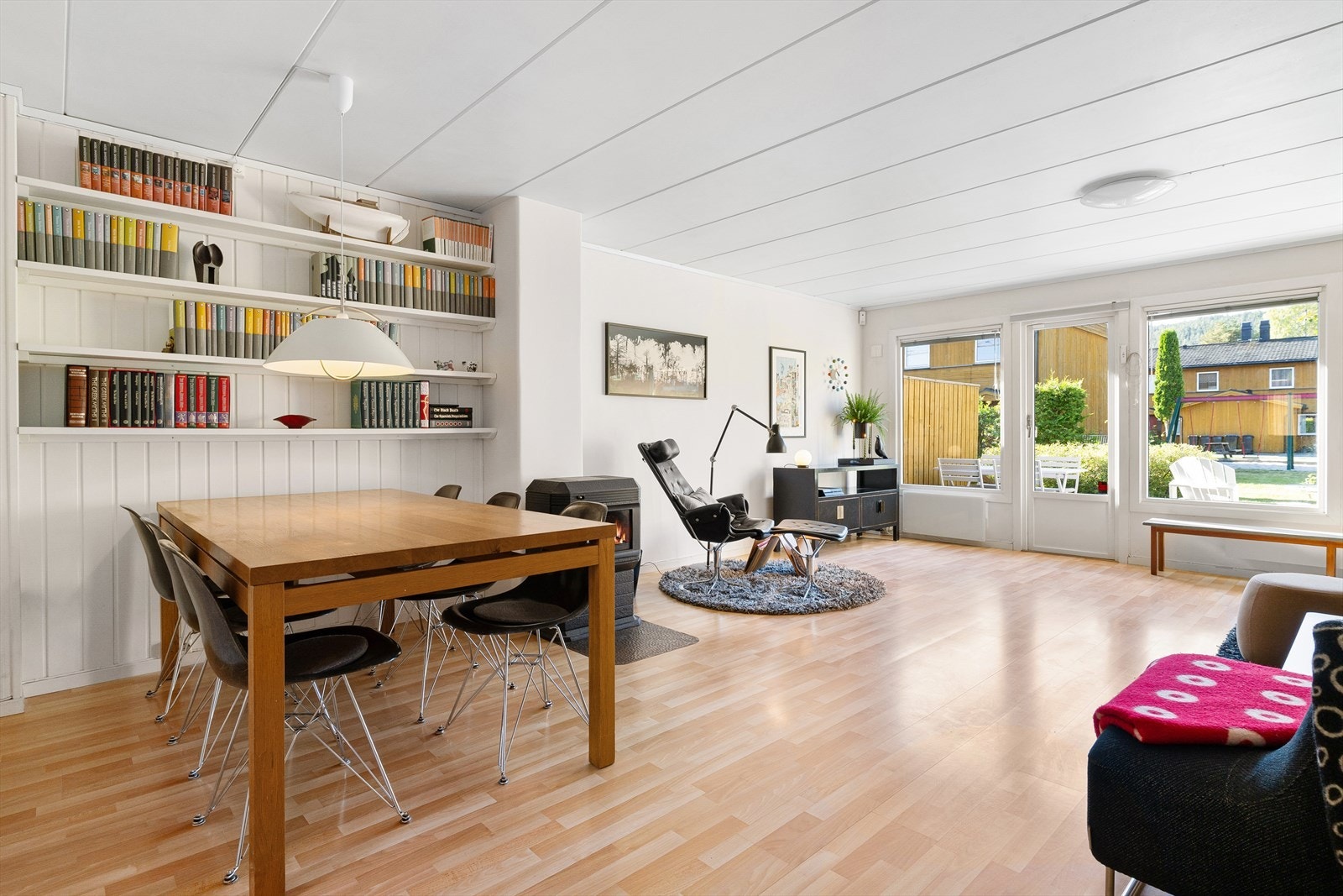 Det er god plass til en hyggelig spisestue, der hele familien kan samles til et godt måltid. Galleribilde
