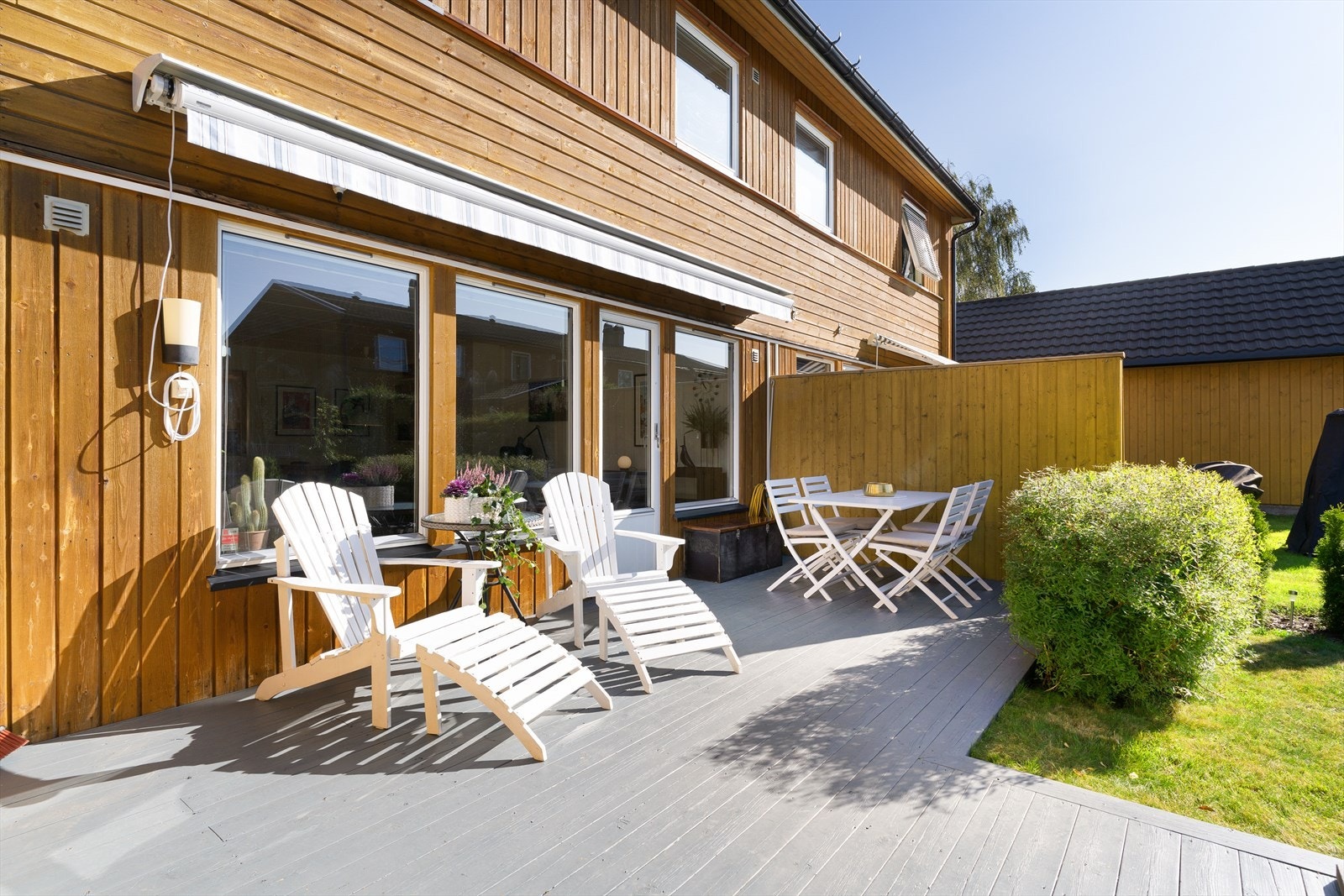 Boligen har en stor solrik terrasse med en pent opparbeidet hage med gressplen og beplantninger. Galleribilde
