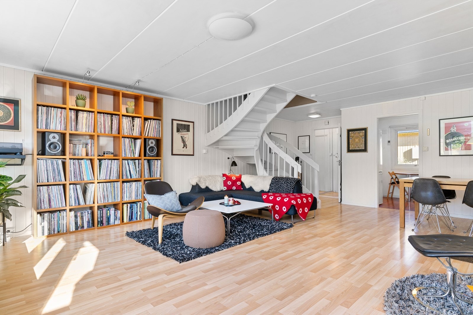 Lys og romslig stue med gode møbleringsmuligheter, til å kunne møblere med flere sittegrupper. Galleribilde