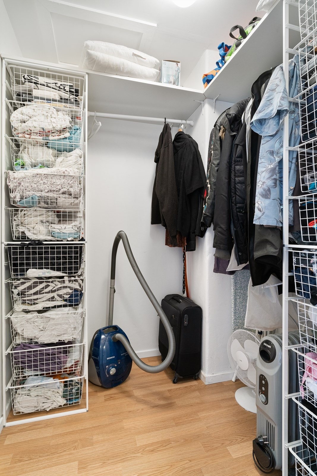 Mye lagringsplass: Praktisk bod i 2 etasje og loft med stor kapasitet. Galleribilde