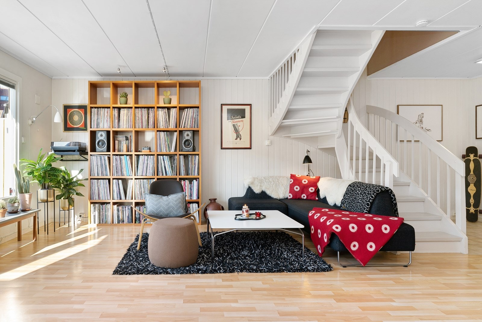 Stuen har laminat gulv, vegger har trepanel og tak har malte plater. Galleribilde