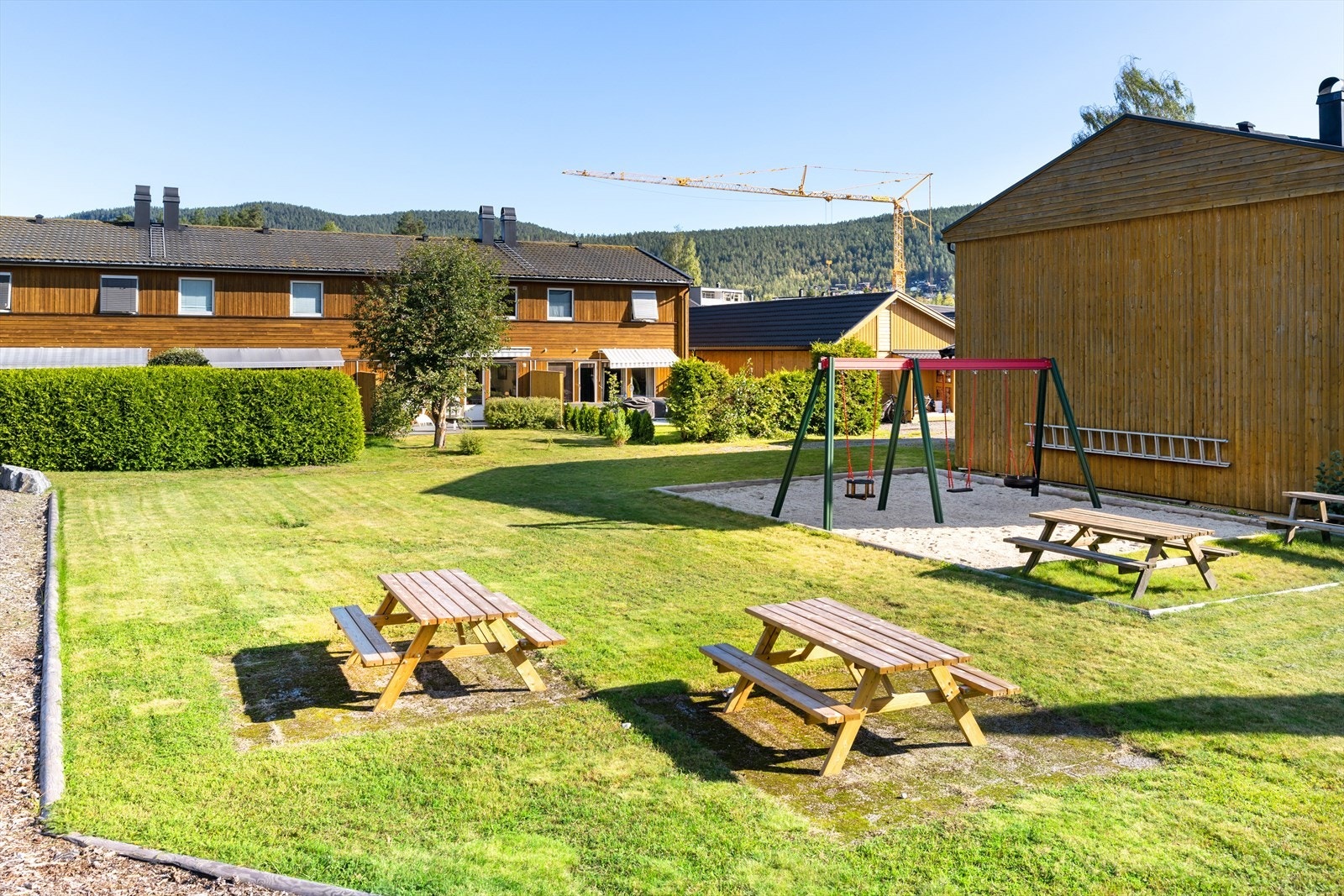 Flotte fellesarealer med gressplen og lekeplass, perfekt for barna. Galleribilde