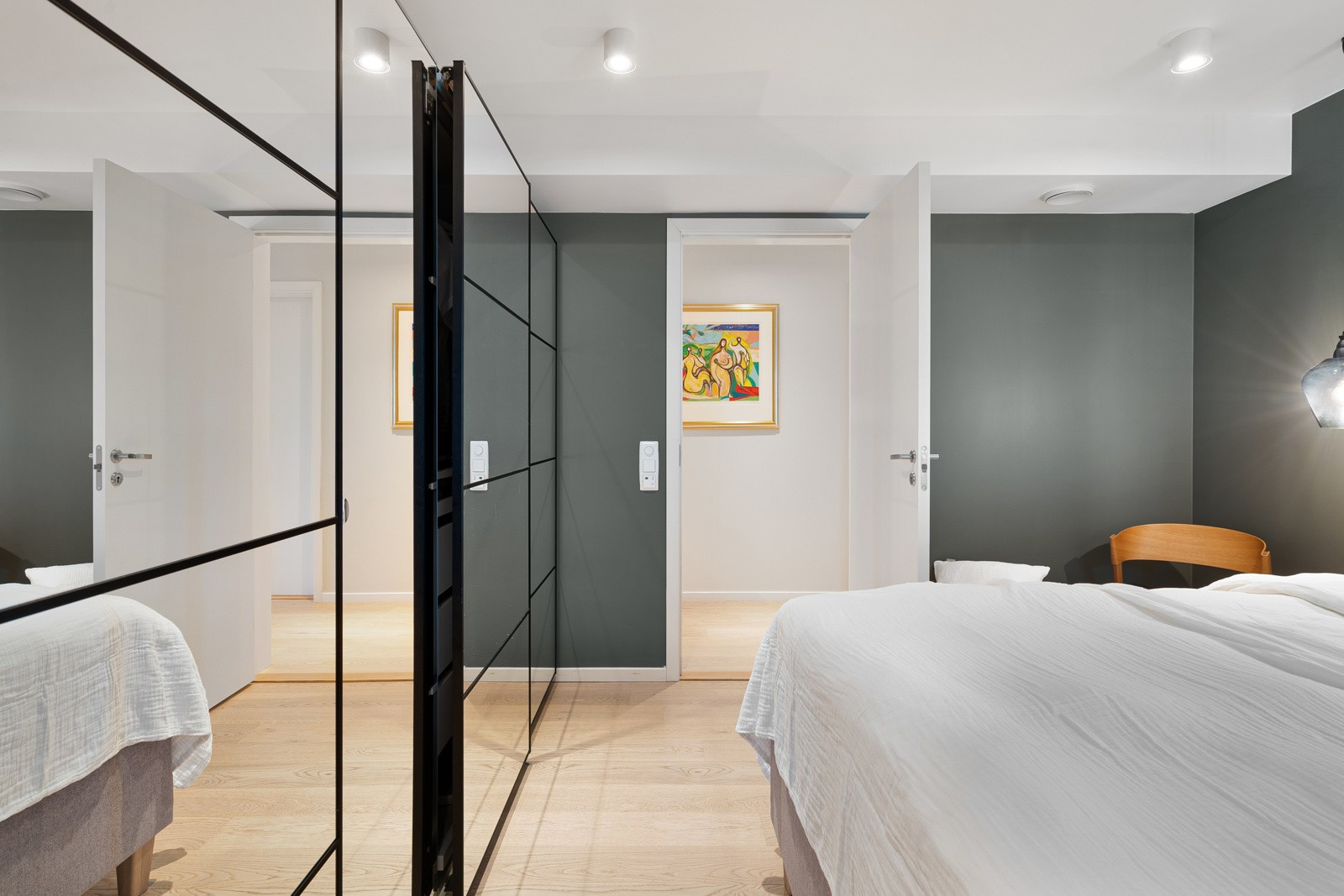 Skyvedørsgarderobe fra IKEA (3,5m langt), utført med speilfronter. Lampe med dimmer som kan styres fra seng og inngangsdør, USB og mini-USB stikk på begge sider av sengen.