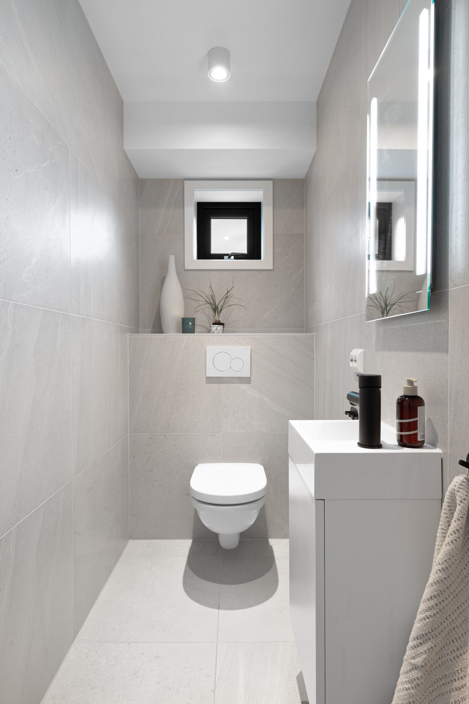 Ekstrabadet er utført i samme design som hovedbad og er svært lekkert.