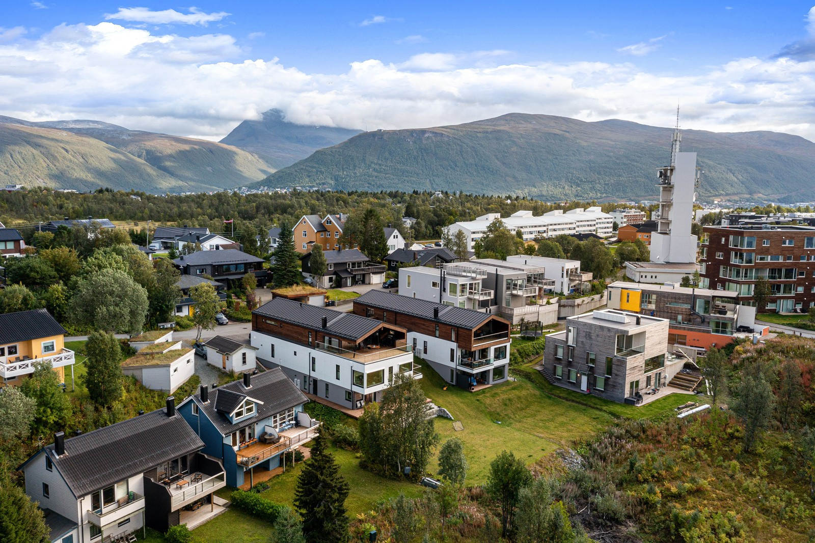 Stalheim er et rolig nabolag bestående i hovedssak av eneboliger og noe blokkbebyggelse som man kan se til høyre i bildet.