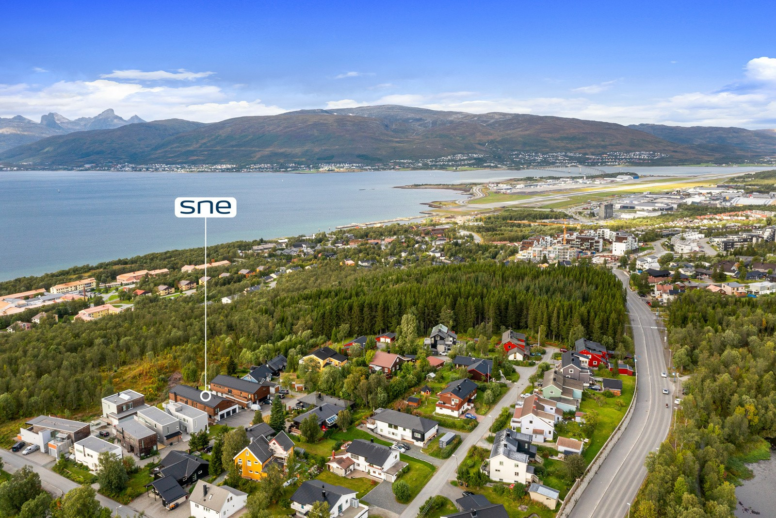 Sentrum og handelsparken på Langnes er under 5 minutt unna med bil. Barnehage 2 minutt gange fra boligen.