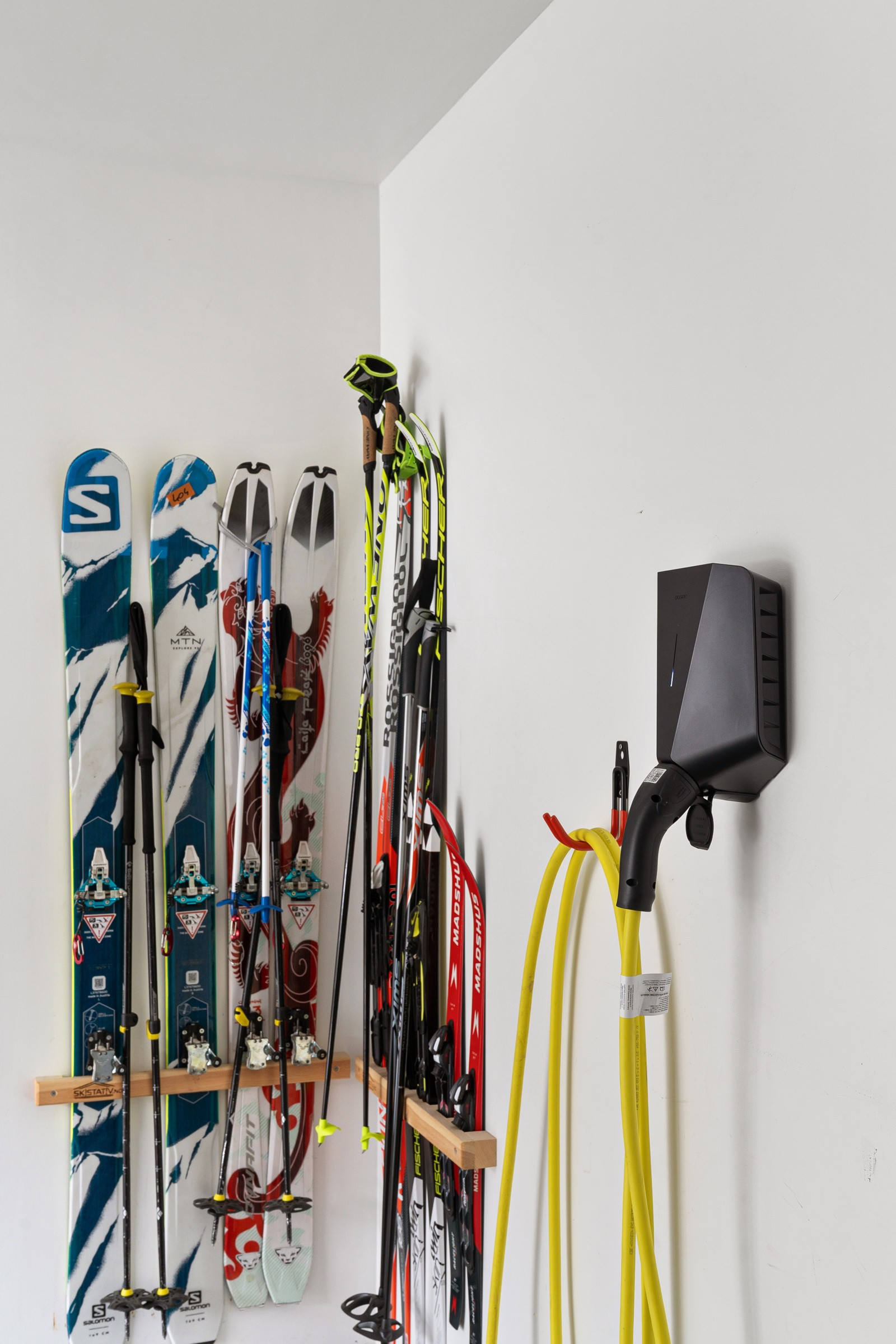 Noe plass til ski og annet turutstyr langs vegg. Du har i tillegg sportsbod i tilknytting til garasje/inngang.
