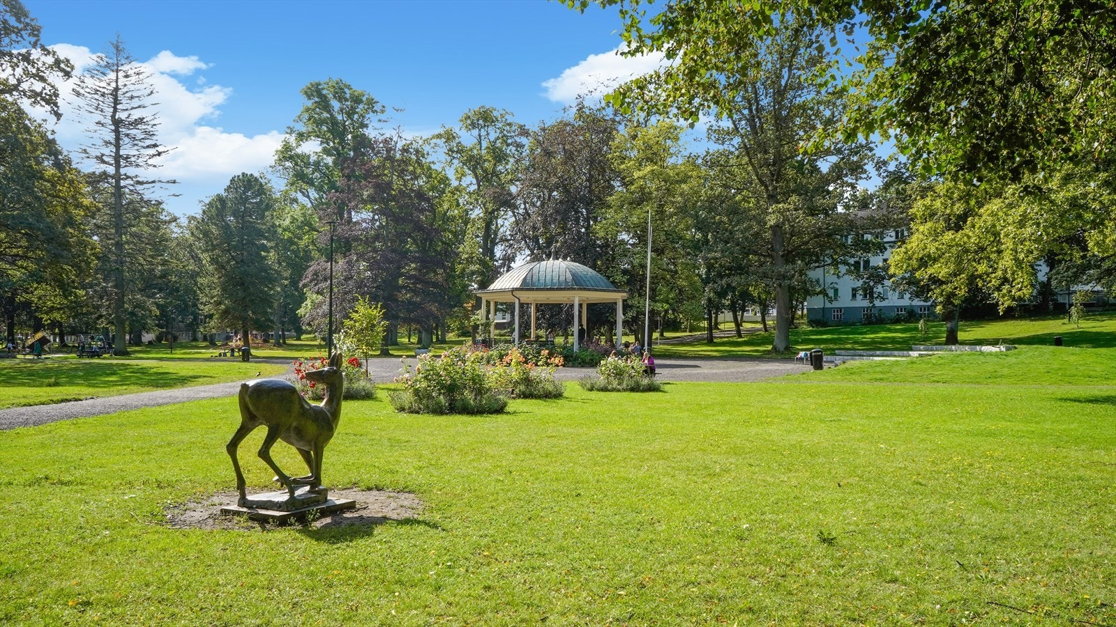Kort gangvei til flotte Lystlunden Park. Galleribilde