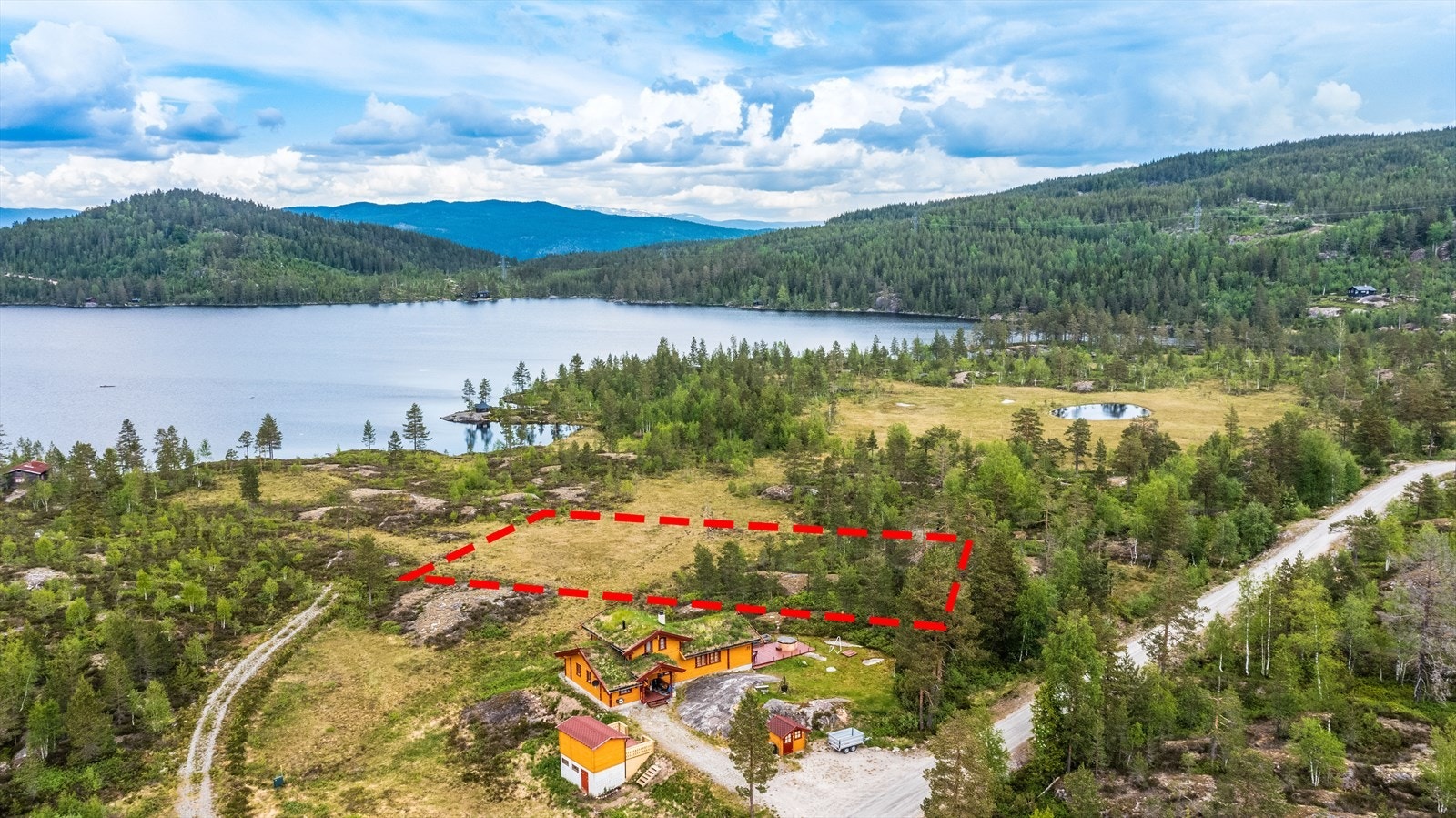 Stor tomt med solrik beliggenhet - Utsikt mot idyllisk naturlandskap samt vannspeilet i Nystulvannet! Galleribilde