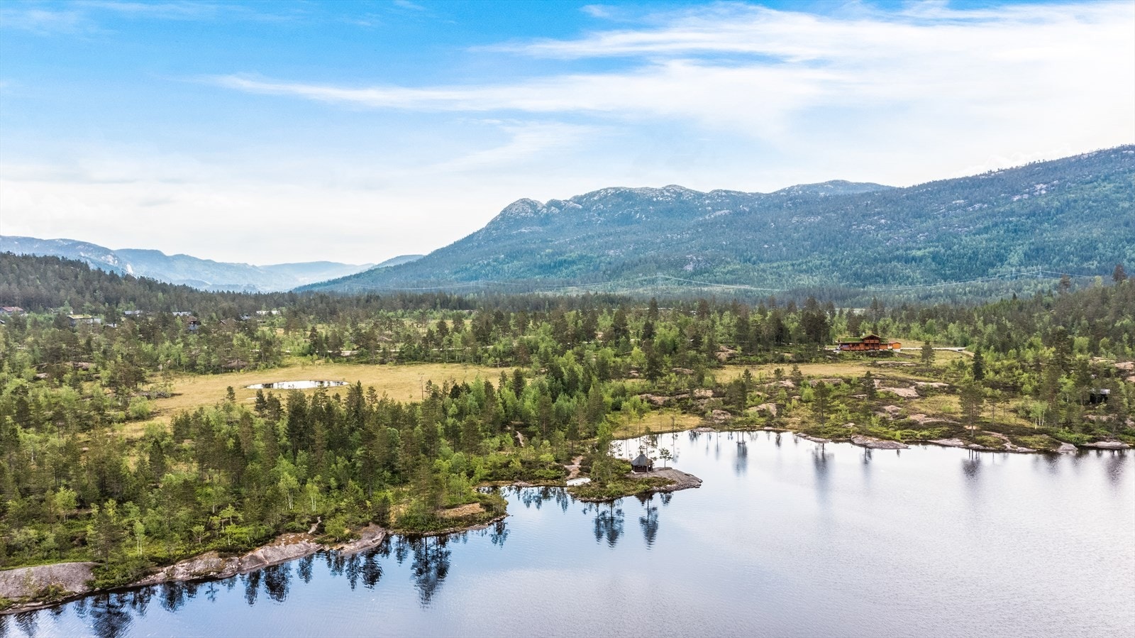 Tomt med solrik beliggenhet - Utsikt mot idyllisk naturlandskap samt vannspeilet i Nystulvannet! Galleribilde