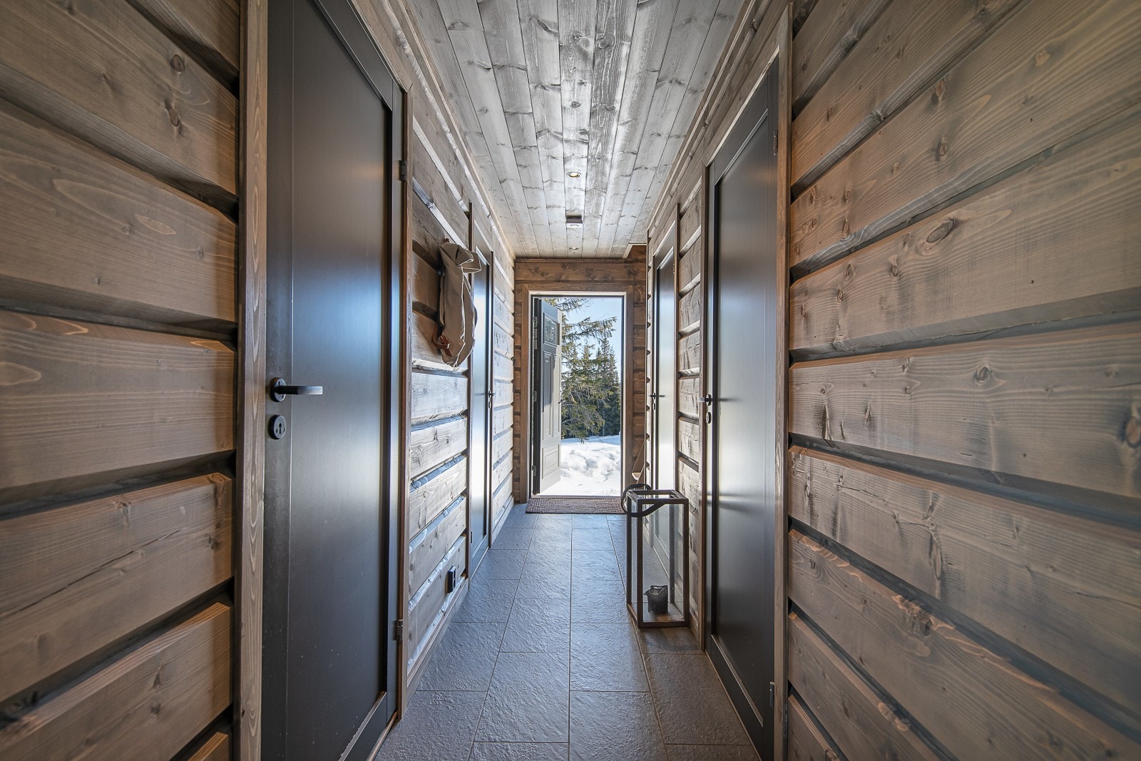 Gangen i annekset. Trapp opp til hemsen ved inngangen. Galleribilde