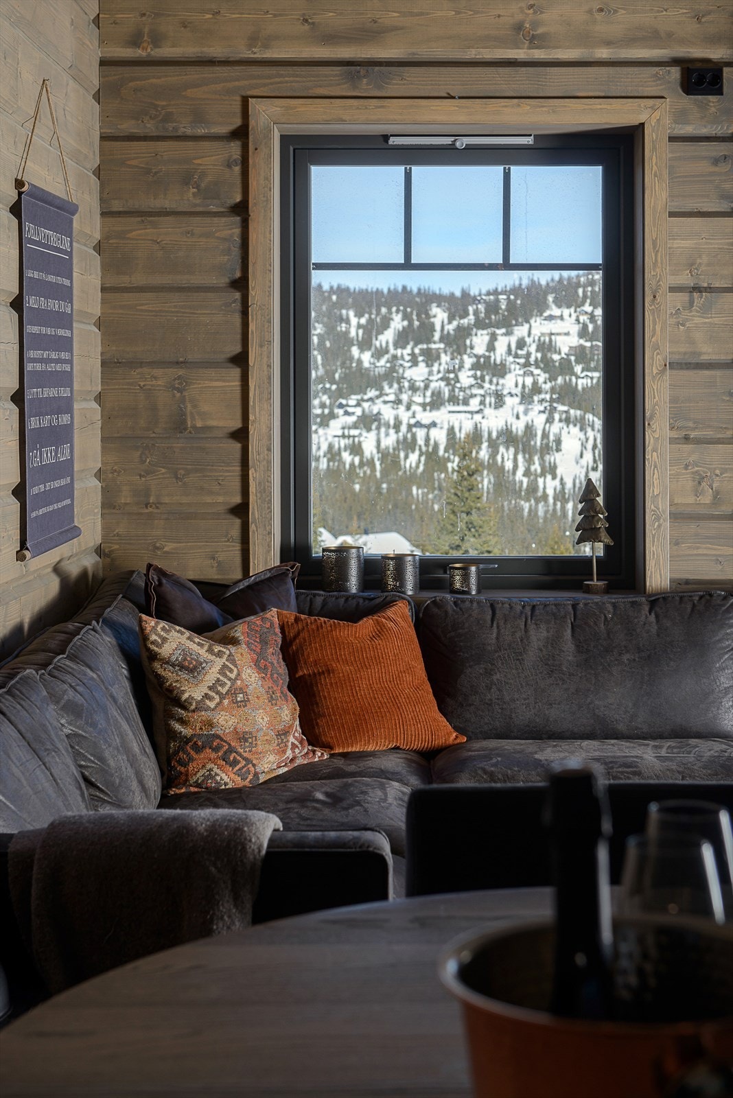 Fra sofakroken har man flott utsikt utover vestsiden og alpinanlegget. Galleribilde