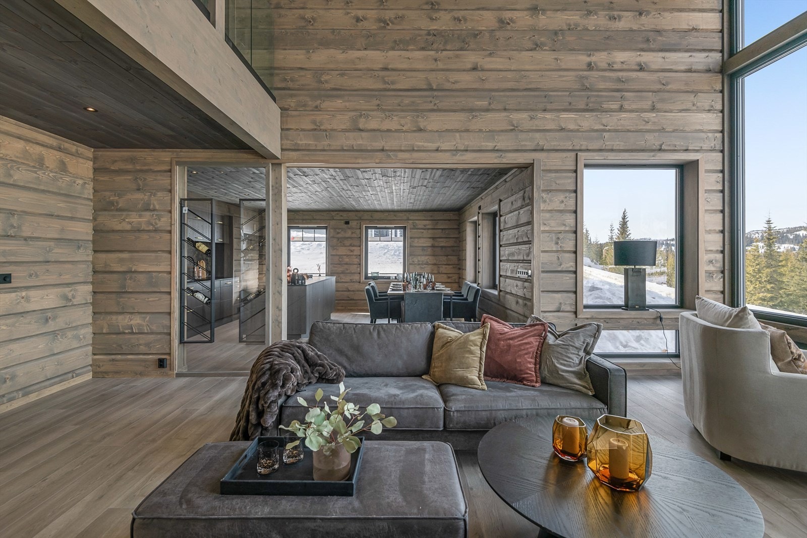 Fra stue mot spiseplassen og kjøkkenet. Galleribilde