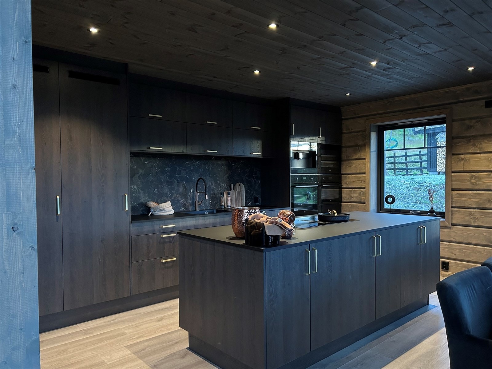 Hvitevarer som fryseskap, kjøleskap, kombiovn, stekeovn, kaffemaskin, vinskap, oppvaskmaskin og platetopp. Galleribilde