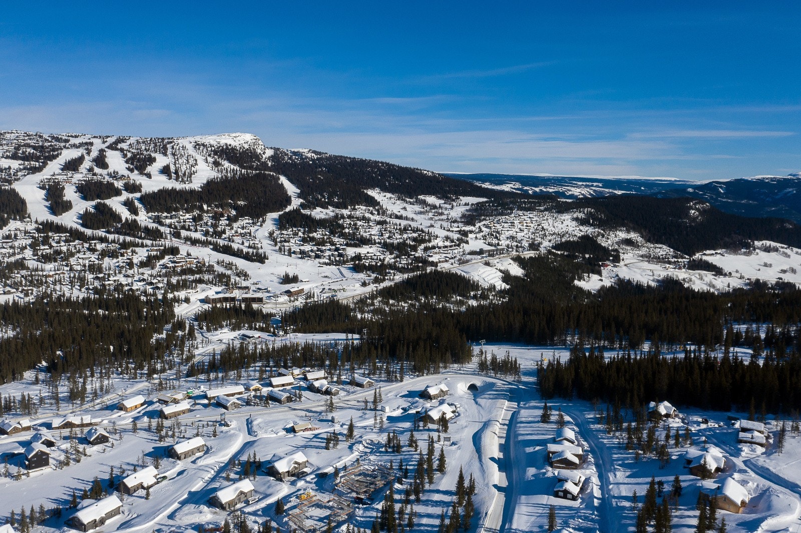 Området er koblet sammen med vestsiden av Kvitfjell med en gondol og en ny stolheis som går til toppen av denne nyeste fjellsiden. Galleribilde