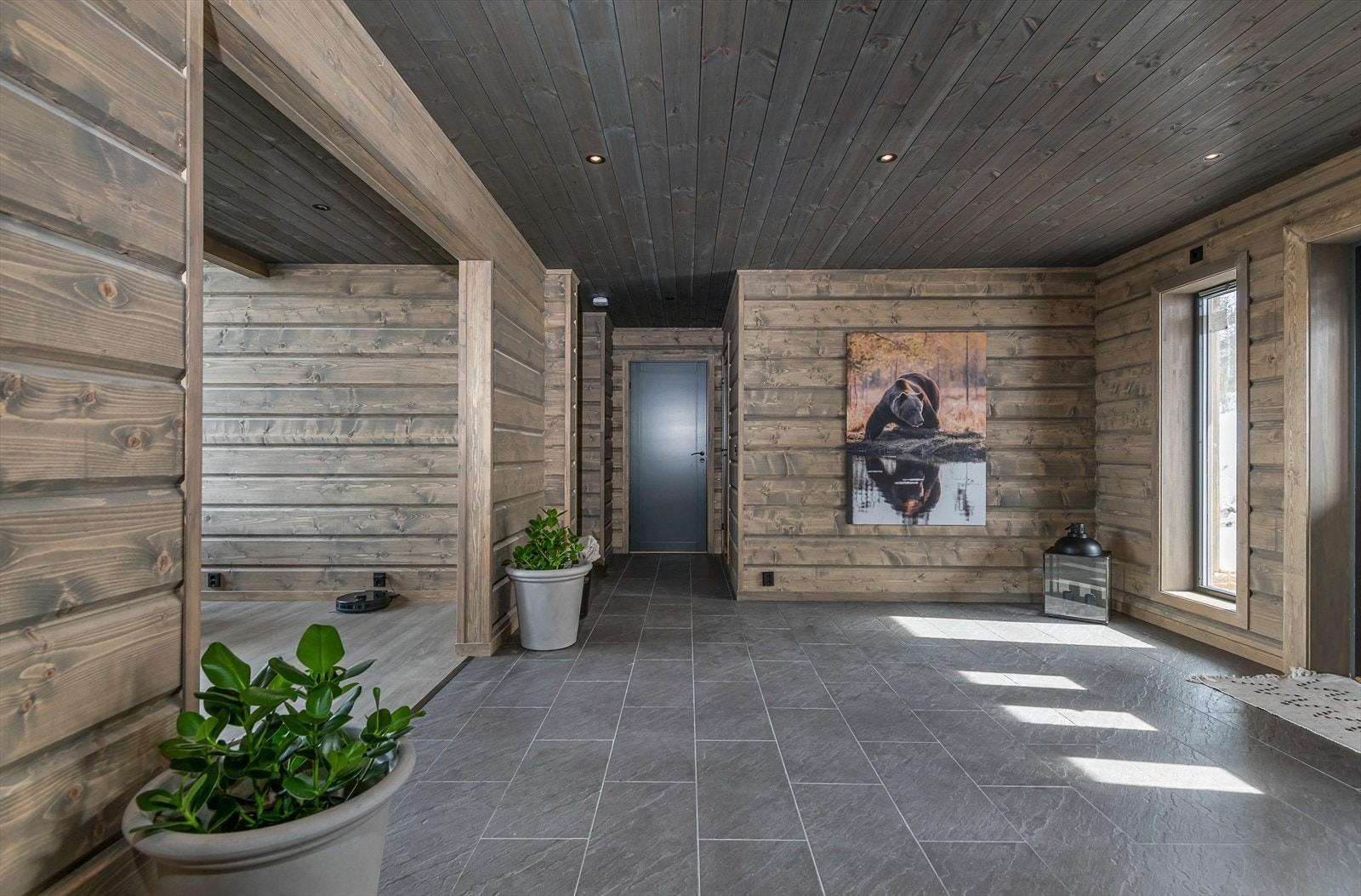 Utrolig praktisk hytte som er vel tilrettelagt for en aktiv familie eller voksne som ønsker å invitere venner på besøk. Galleribilde