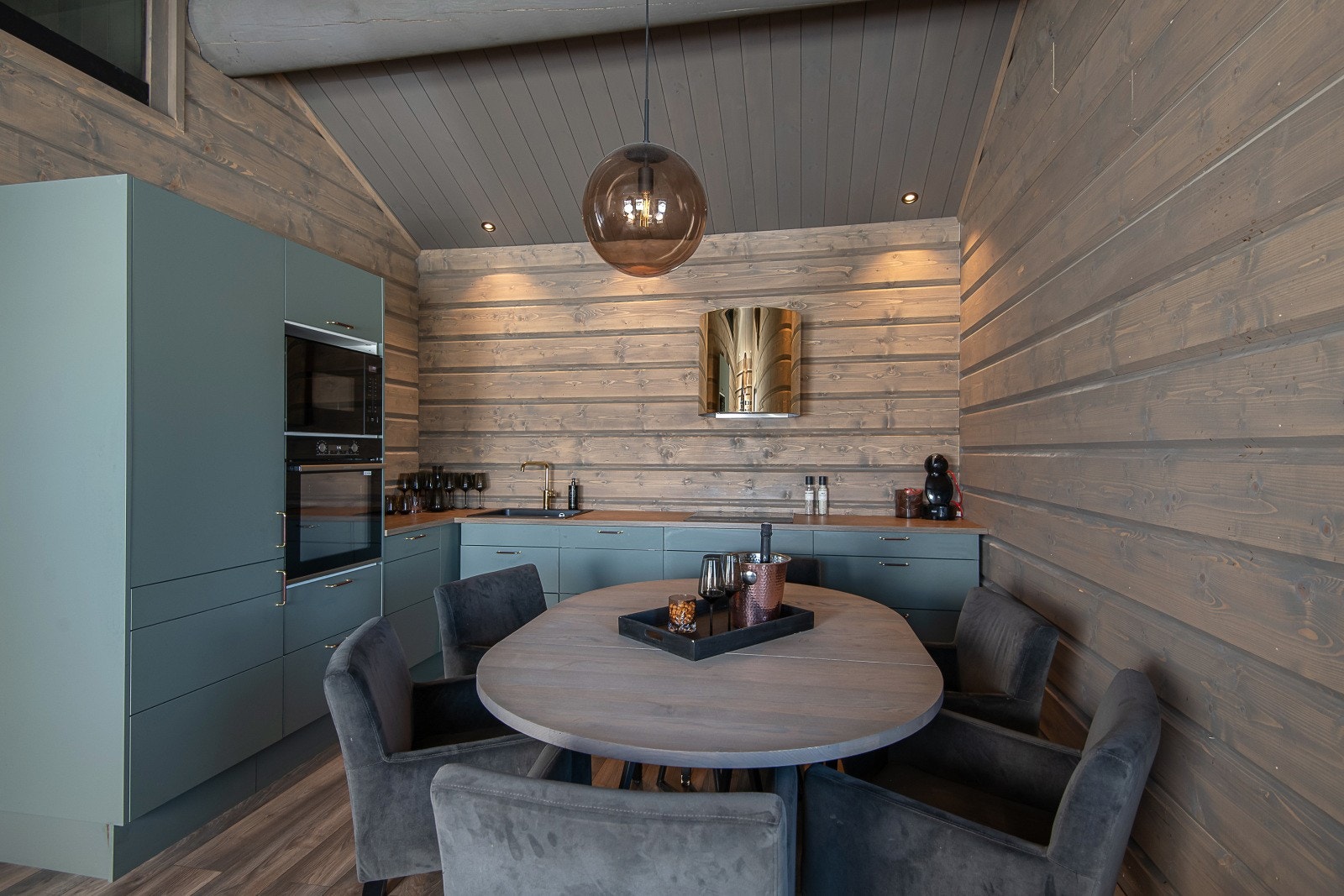 Hyggelig spiseplass mellom stue- og kjøkkendel. Galleribilde