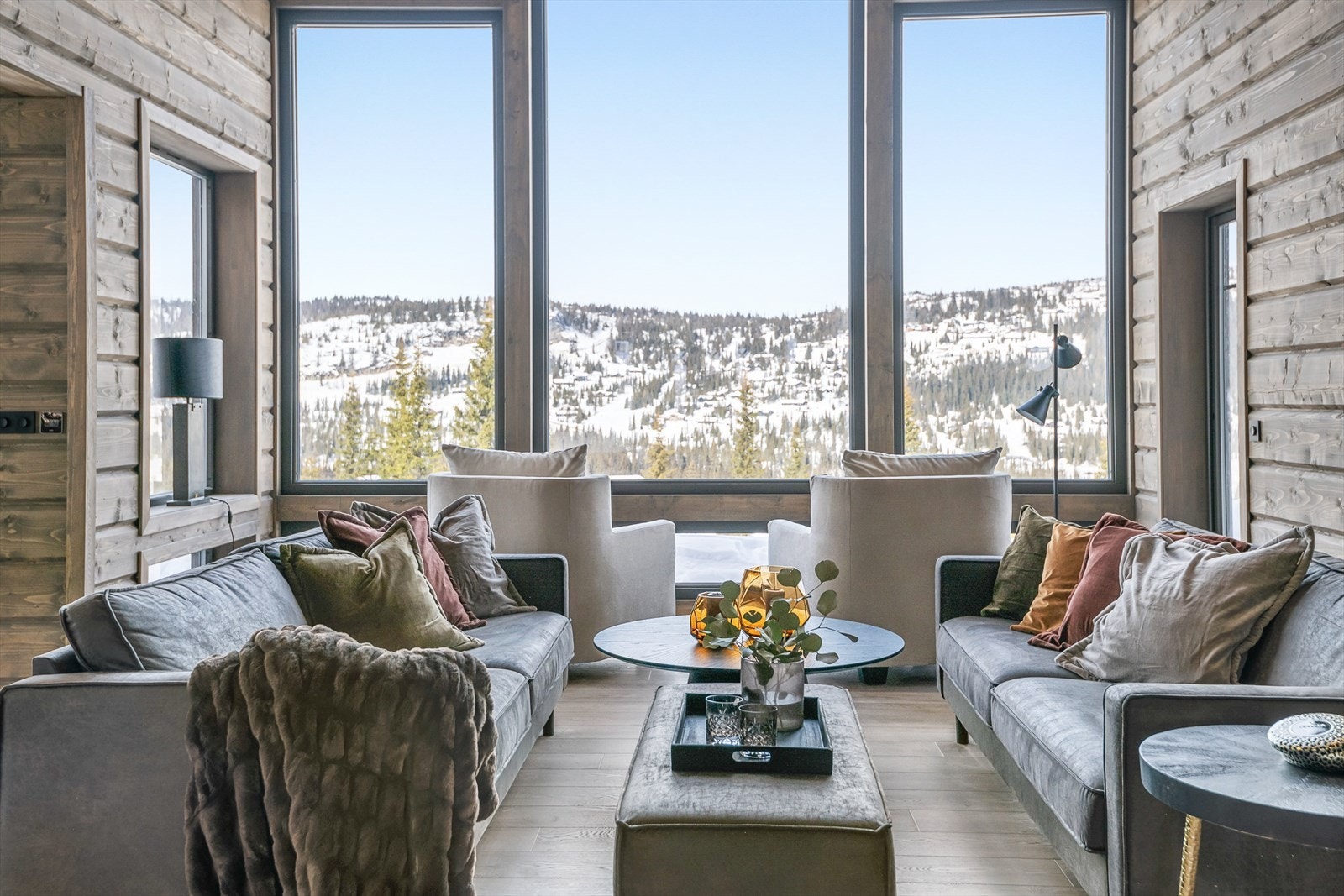 Gode møbleringsmuligheter med plass til flere sittegrupper. Galleribilde